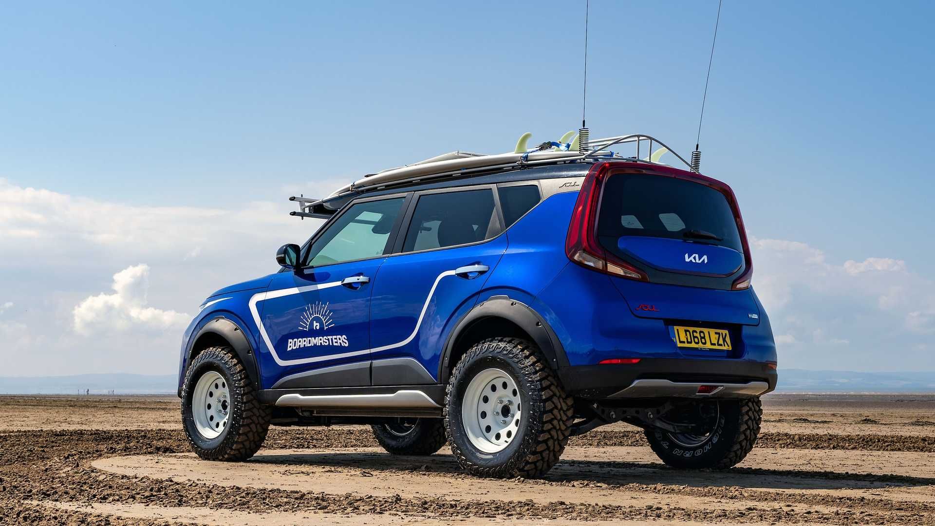 نمایی از پشت کیا سول برقی - Boardmasters Edition