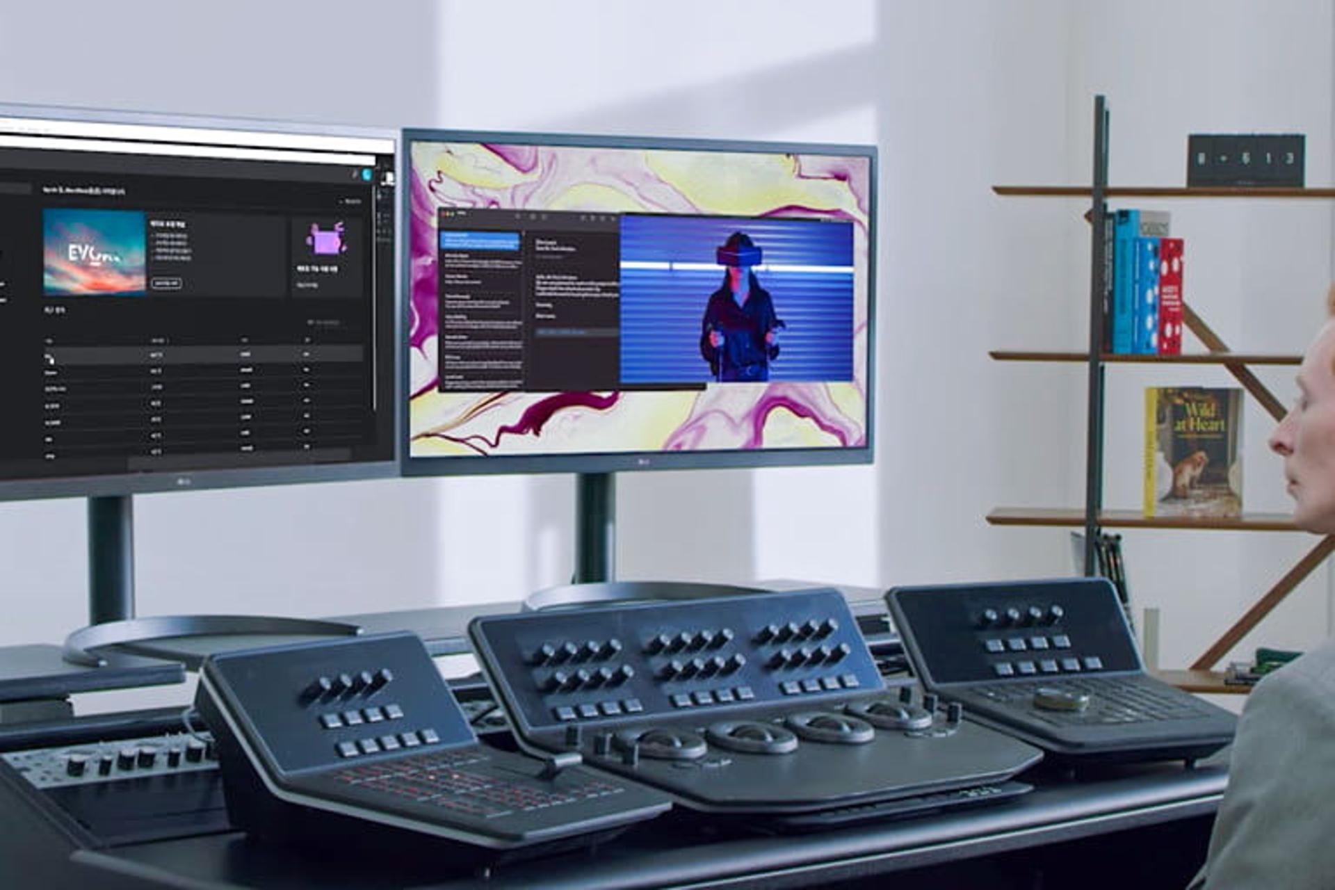 مانیتور ال جی UltraFine Display Pro OLED روی میز کار حرفه ای
