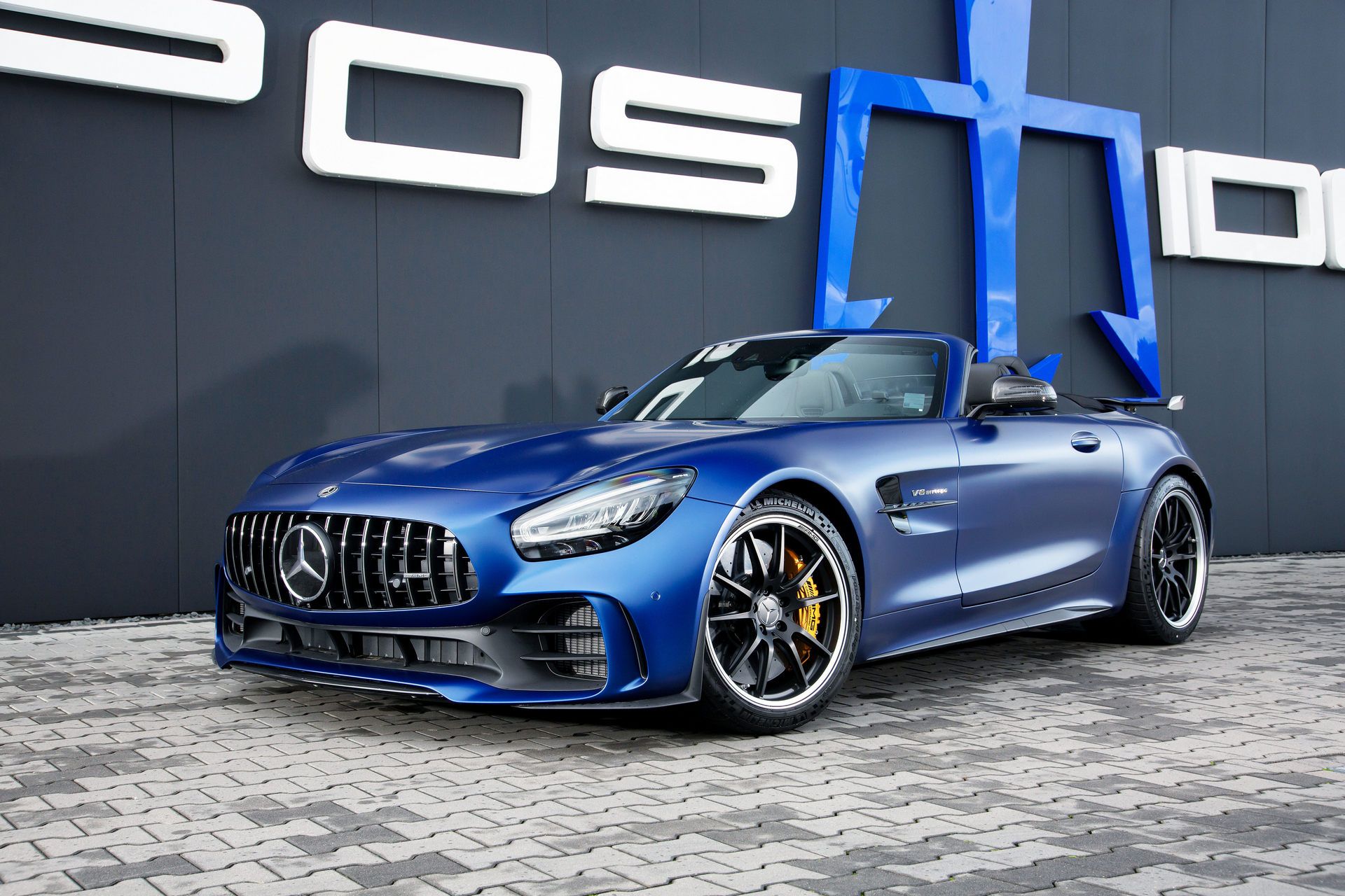 نمای کناری مرسدس AMG GT R پوزیدون