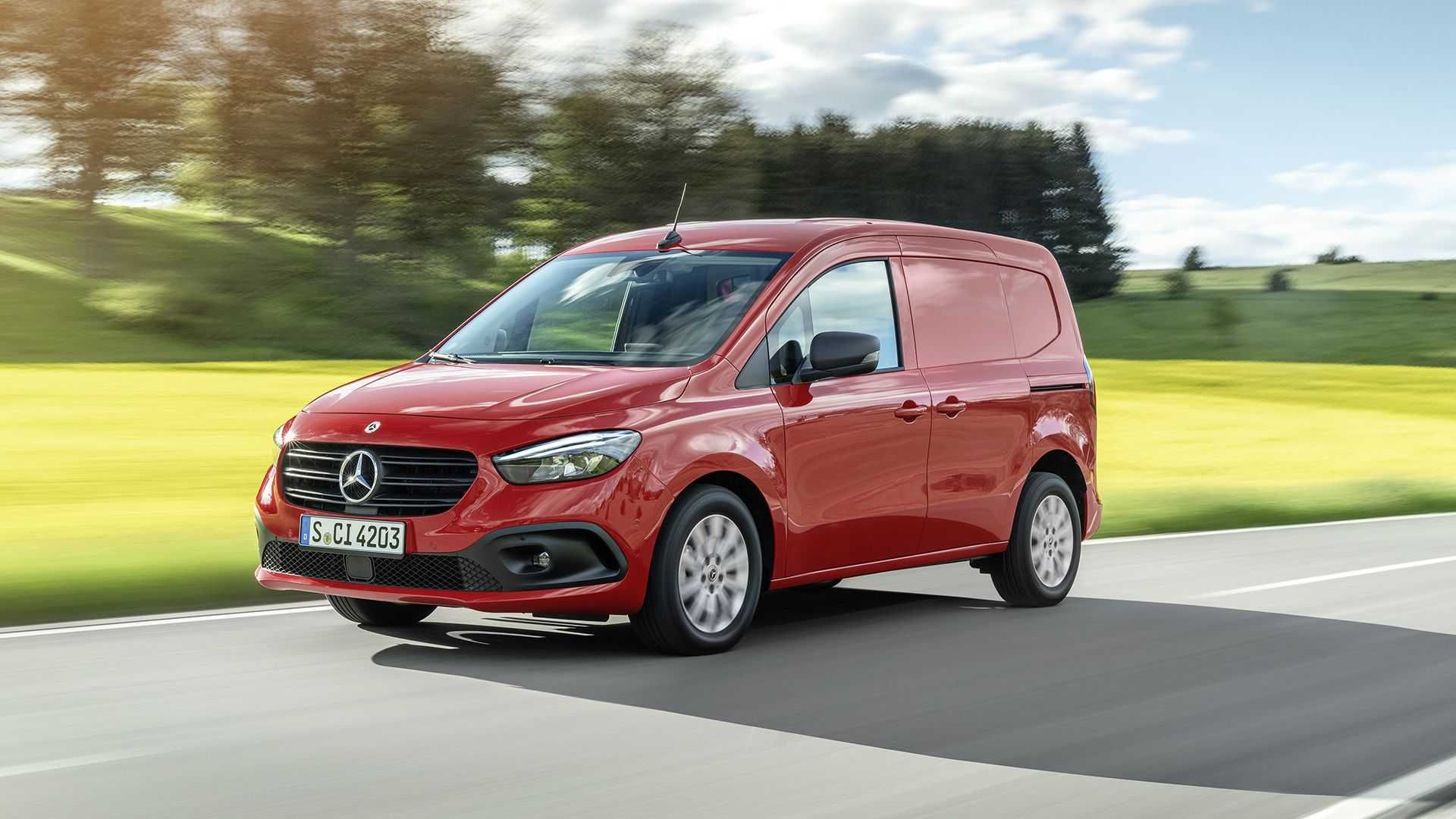 نمای سه چهارم ون مرسدس بنز سیتان / 2022 Mercedes Benz Citan در جاده 