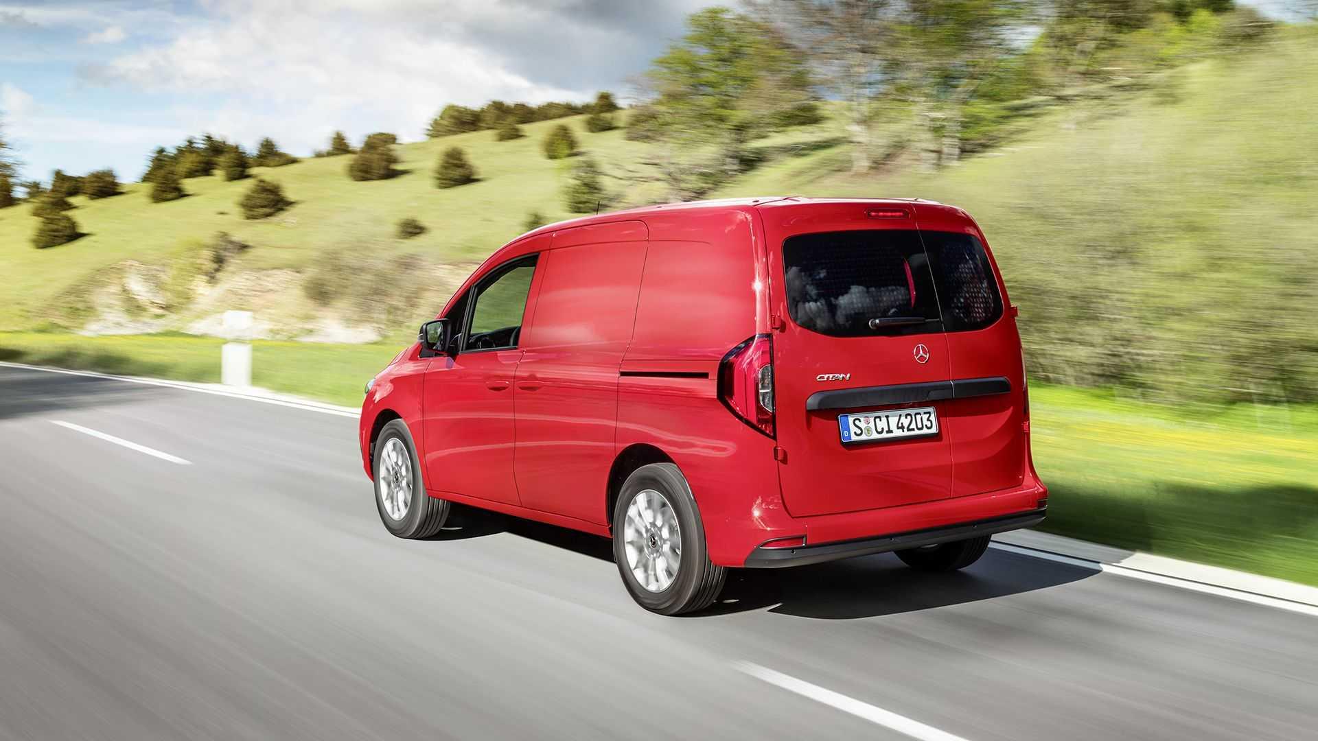 نمای عقب ون مرسدس بنز سیتان / 2022 Mercedes Benz Citan قرمز  رنگ  در جاده