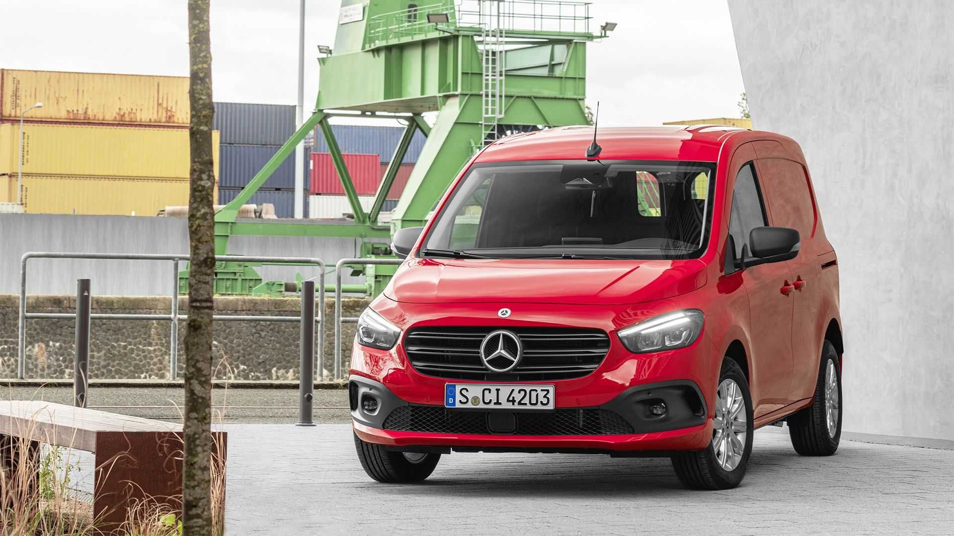 نمای جلو ون مرسدس بنز سیتان / 2022 Mercedes Benz Citan در اسکله