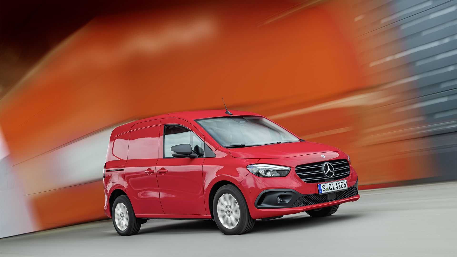نمای سه چهارم ون مرسدس بنز سیتان / 2022 Mercedes Benz Citan قرمز رنگ در اتوبان