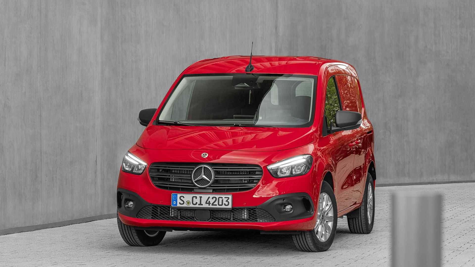 نمای جلو ون مرسدس بنز سیتان / 2022 Mercedes Benz Citan قرمز رنگ