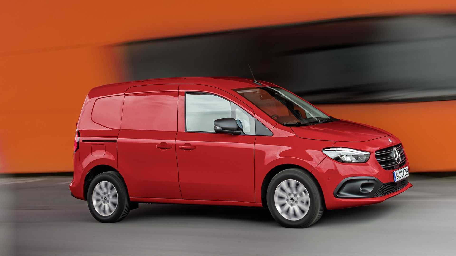 نمای جانبی ون مرسدس بنز سیتان / 2022 Mercedes Benz Citan قرمز  رنگ