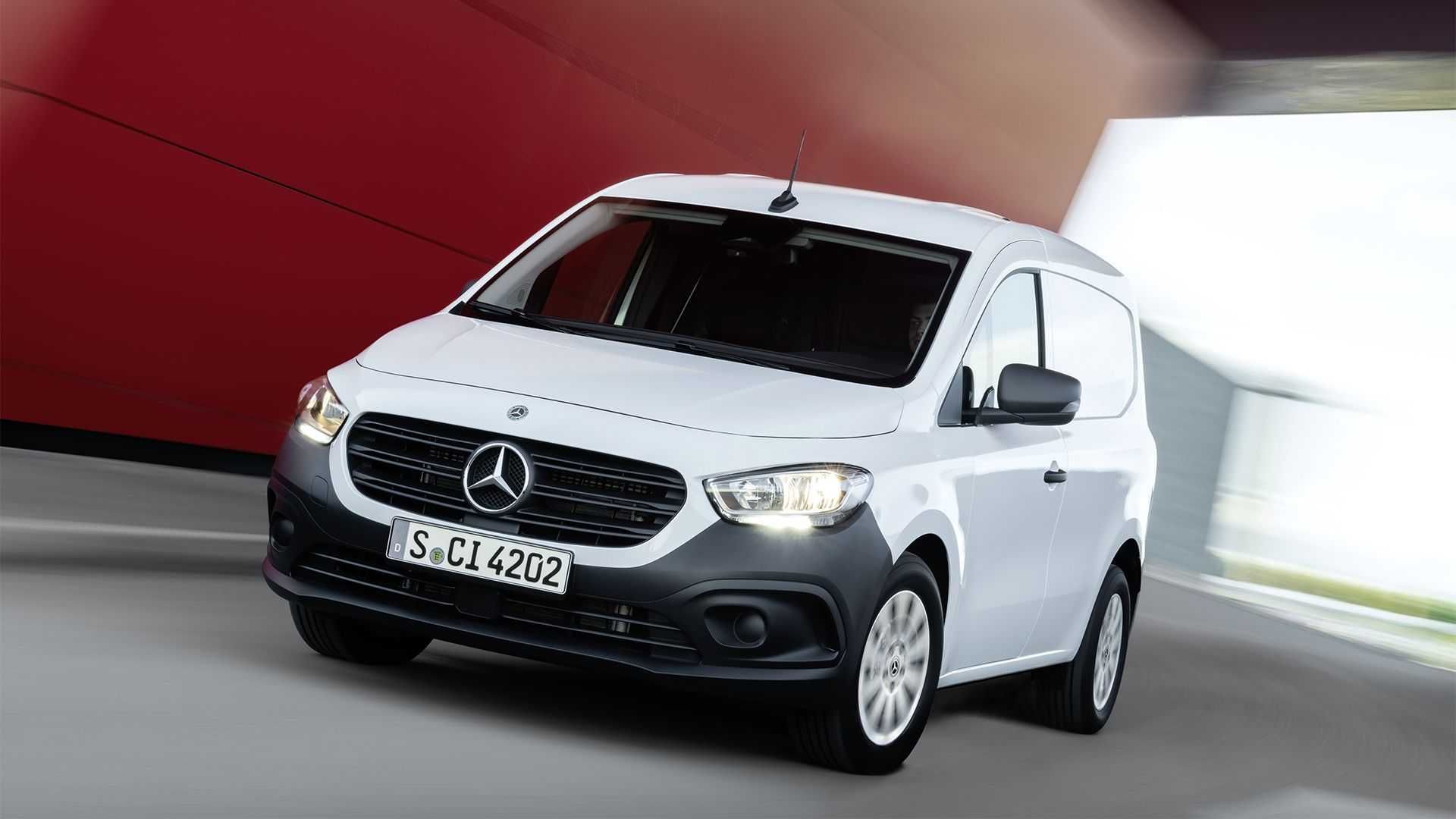 نمای جلو ون مرسدس بنز سیتان / 2022 Mercedes Benz Citan سفید رنگ