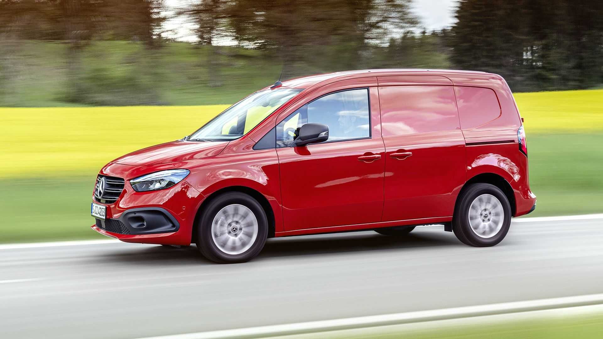 نمای جانبی ون مرسدس بنز سیتان / 2022 Mercedes Benz Citan قرمز رنگ در جاده