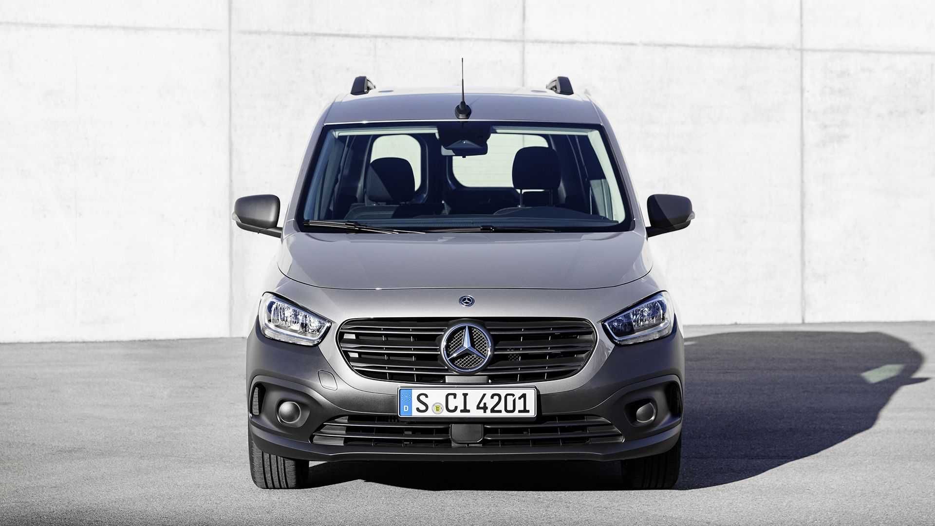 نمای جلو ون مرسدس بنز سیتان تورر / 2022 Mercedes Benz Citan