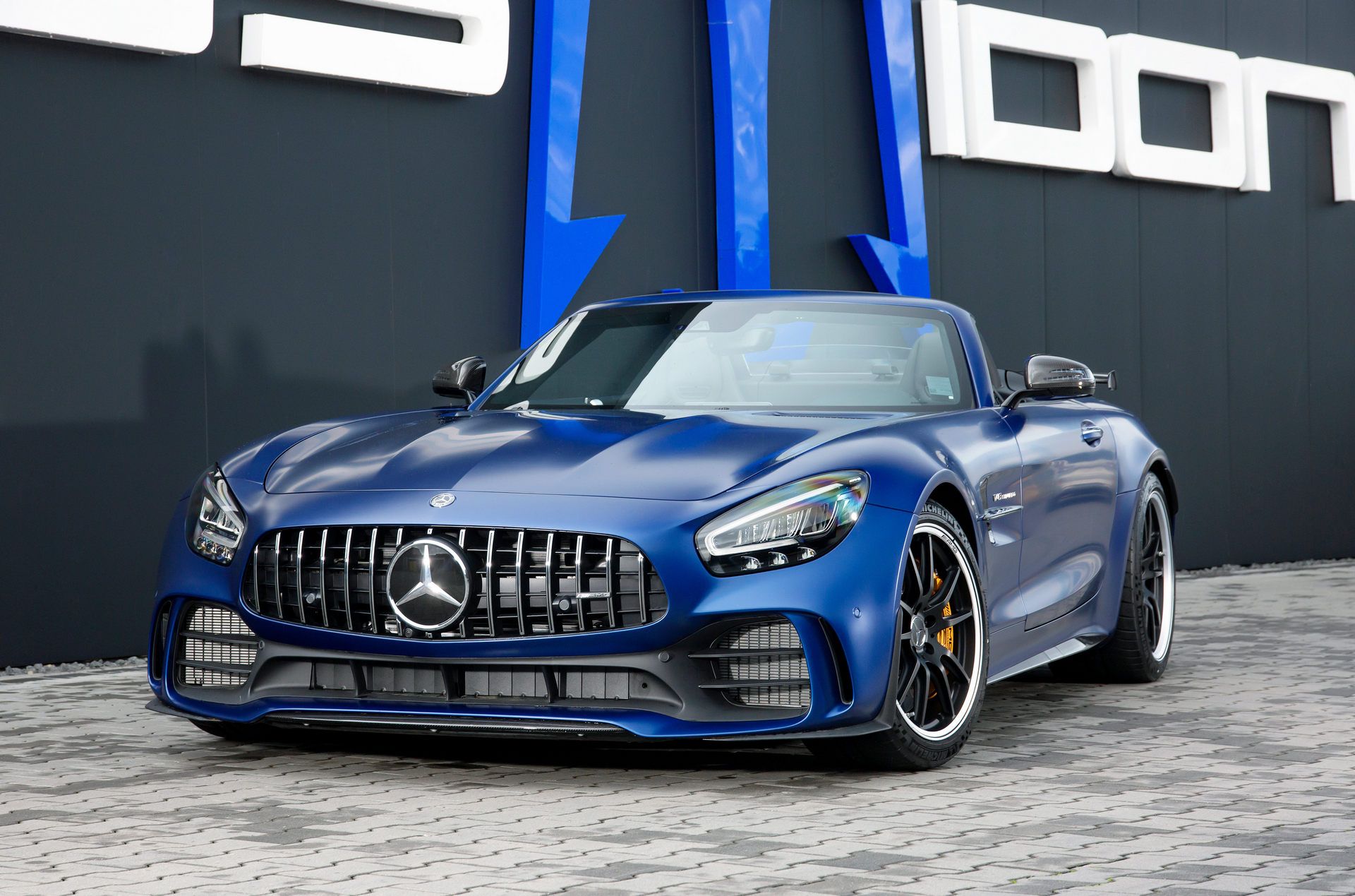 نمای روبروی مرسدس AMG GT R پوزیدون
