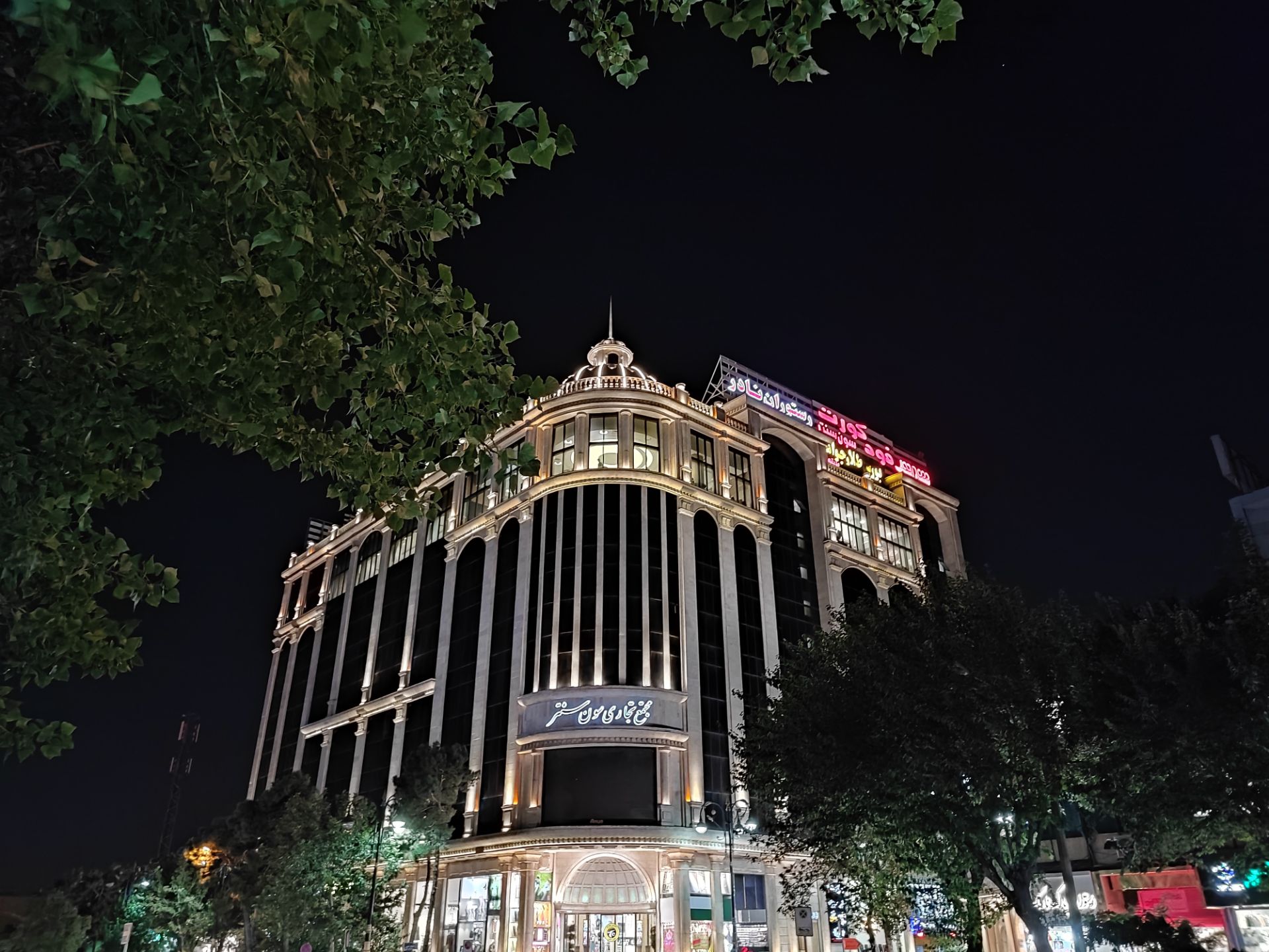 عکس شب دوربین اصلی می ۱۱ آی با حالت Photo