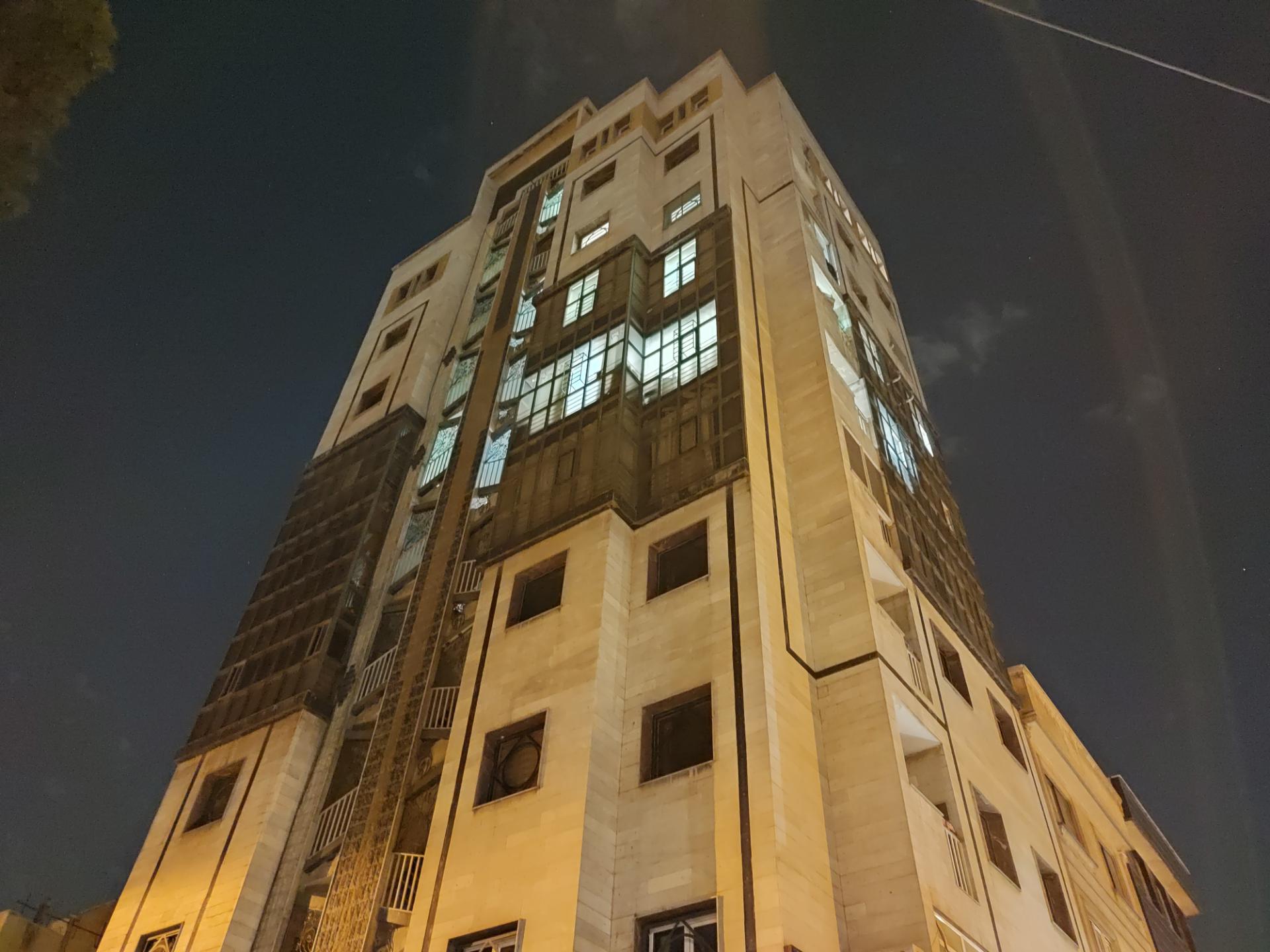 عکس دوربین اصلی ردمی نوت ۱۰ پرو در تاریکی در حالت خودکار