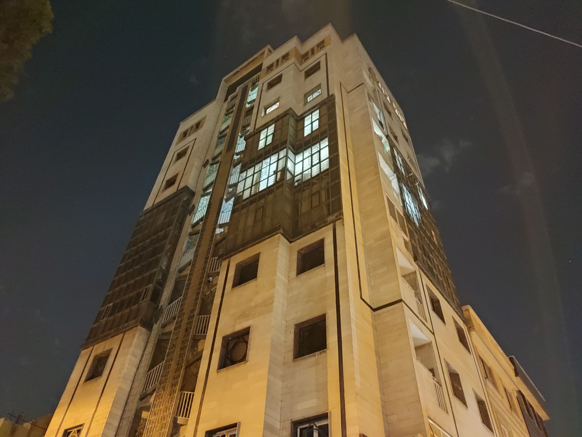 عکس دوربین اصلی ردمی نوت ۱۰ پرو در تاریکی در حالت خودکار