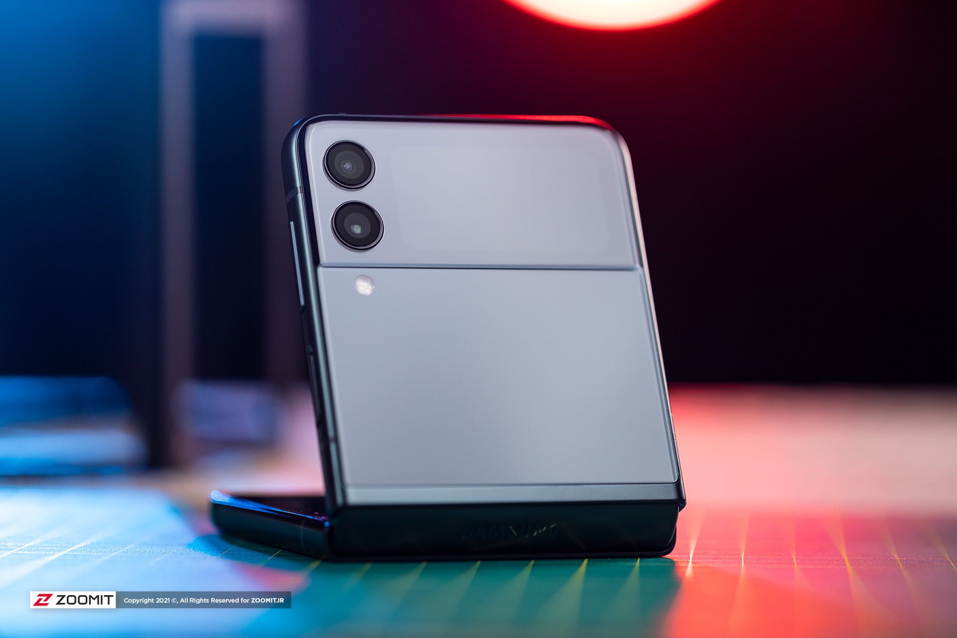 پشت گلکسی زد فلیپ ۳ در حالت نیمه تاشده