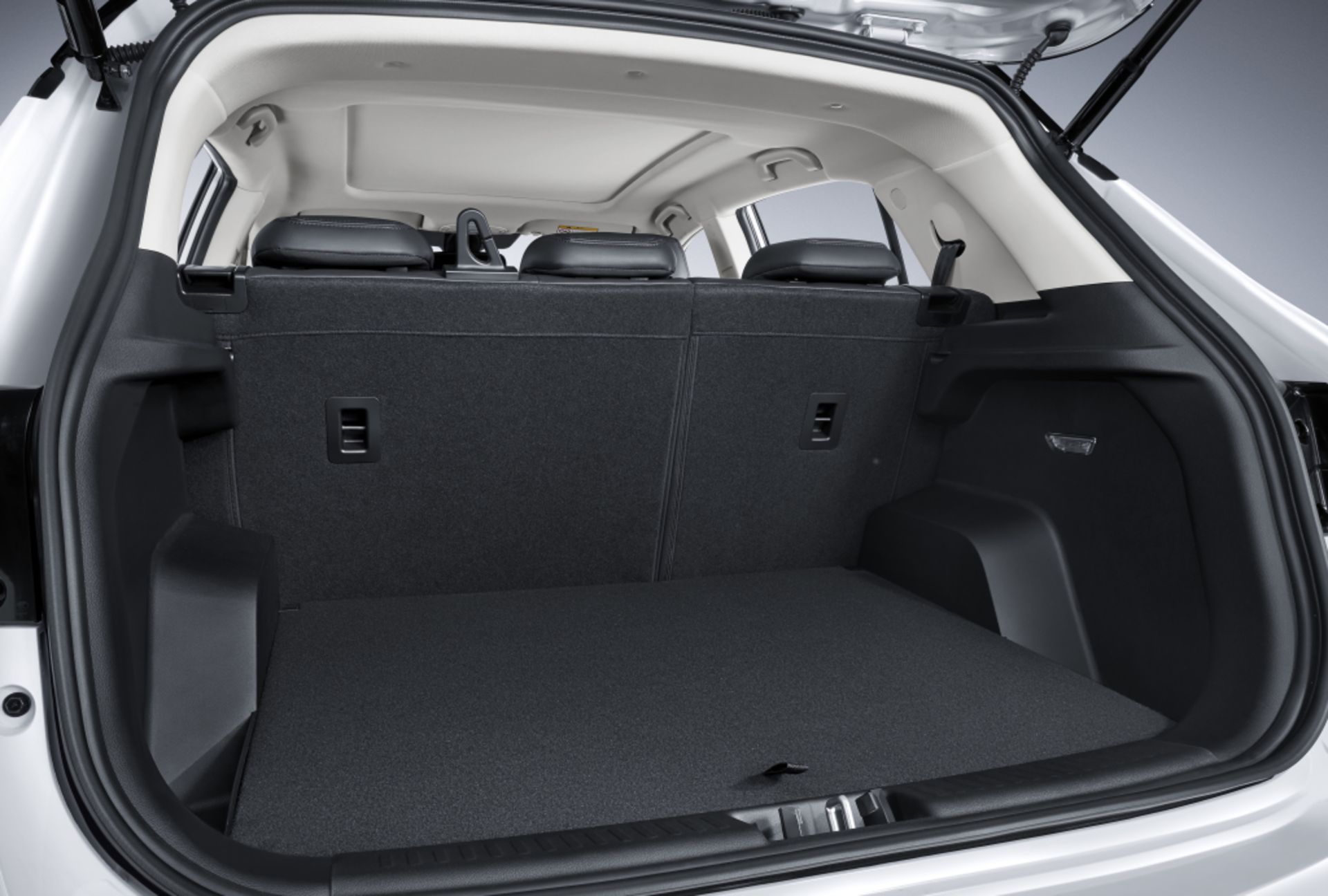 نمای صندوق Soueast DX5 دیارخودرو سوئیست دی ایکس 3