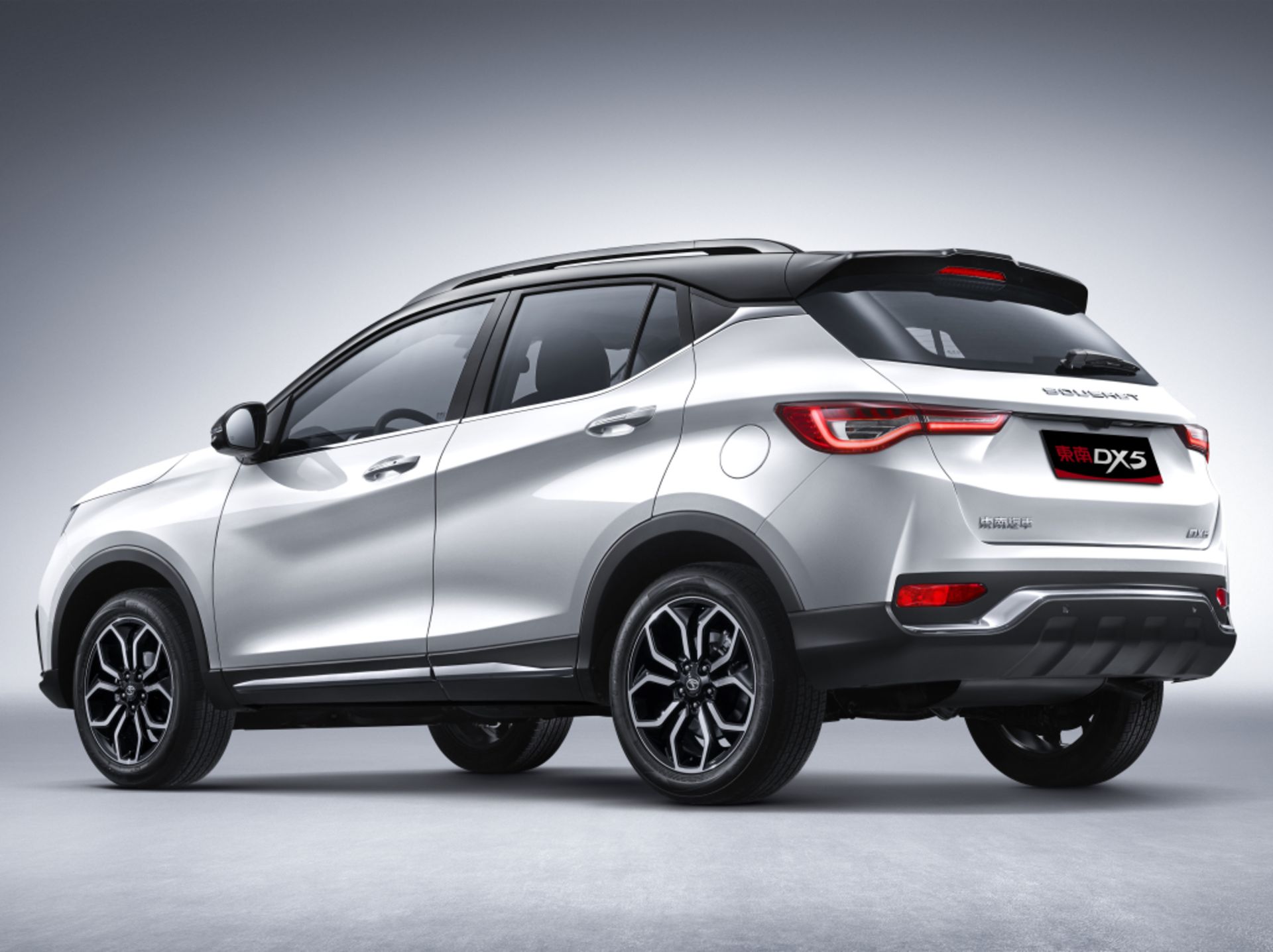 نمای پشت Soueast DX5 دیارخودرو سوئیست دی ایکس 3