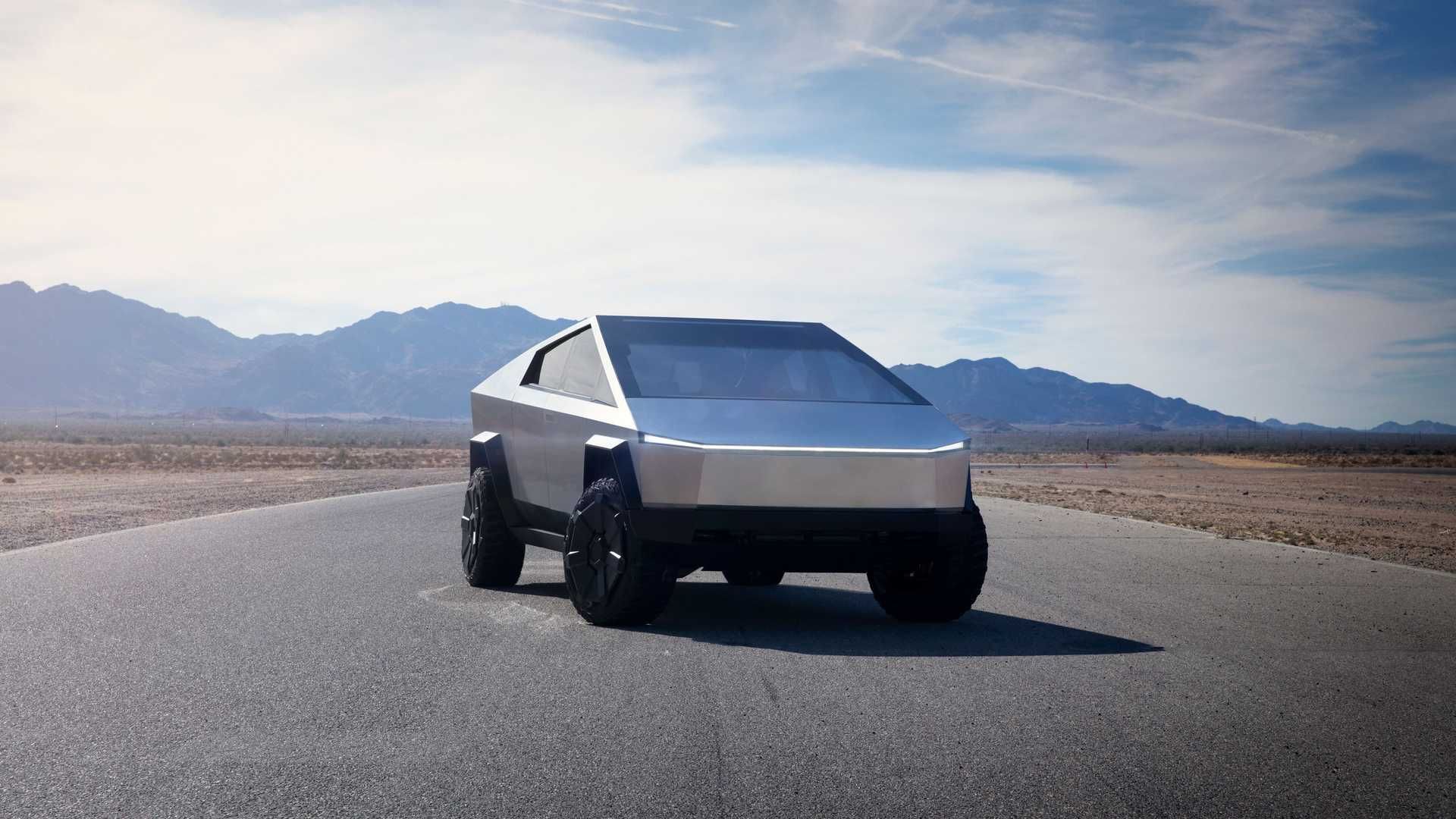 تسلا سایبرتراک / Tesla Cybertruck در جاده با نمای آسمان ابری