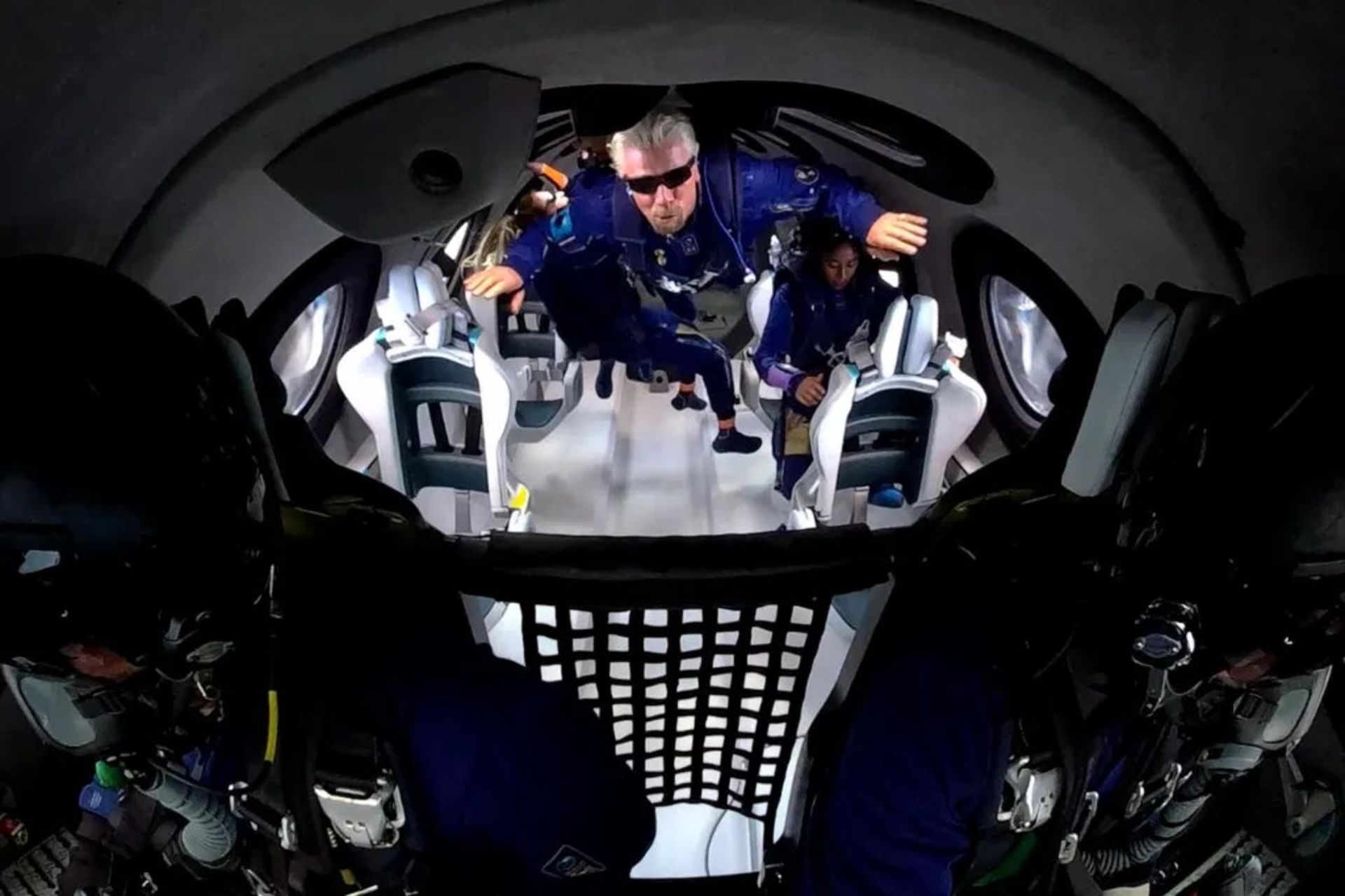 ریچارد برانسون درون هواپیمای فضایی ویرجین گلکتیک
