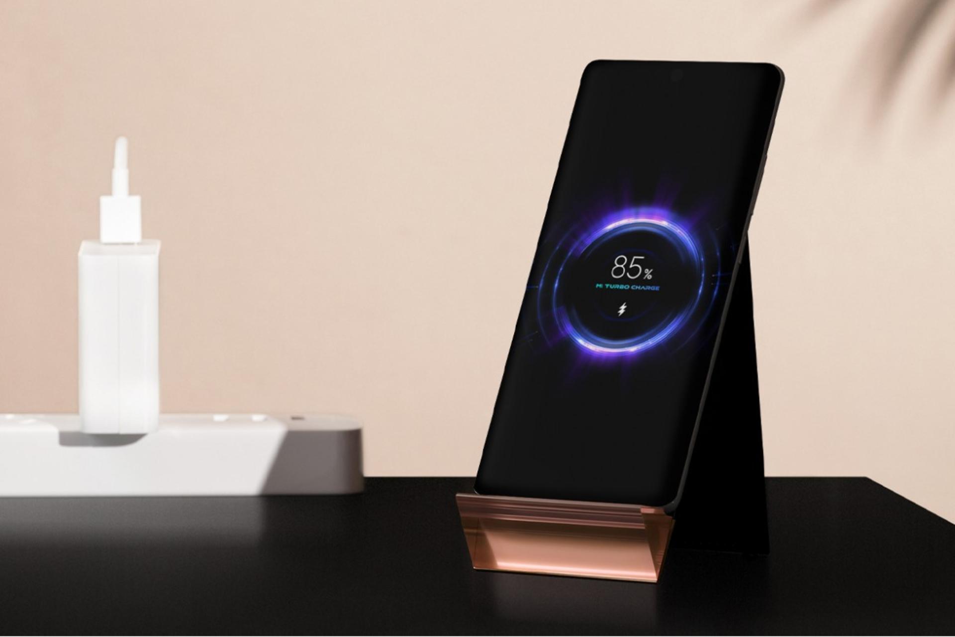 پایه شارژ 100 وات شیائومی با گوشی از نمای جلو