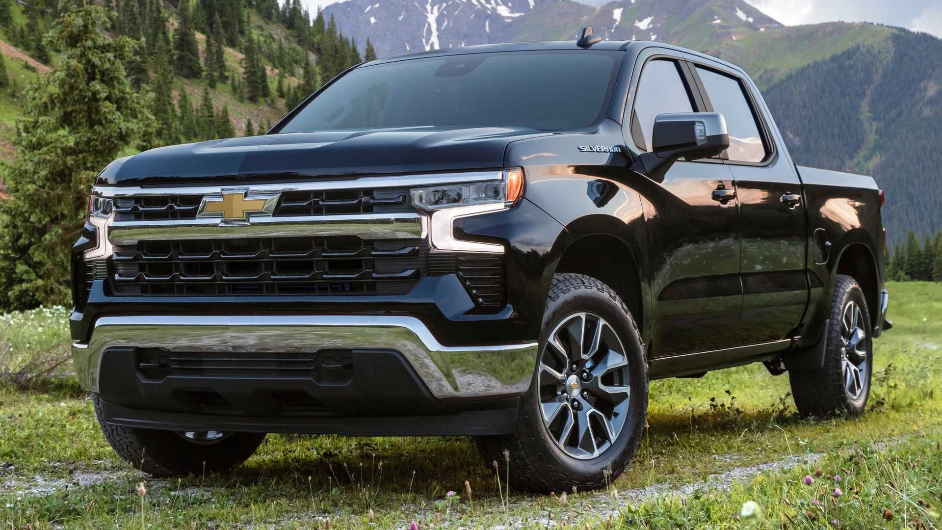 نمای سه چهارم وانت پیکاپ شورولت سیلورادو 2022 / 2022 Chevrolet Silverado در کوهستان