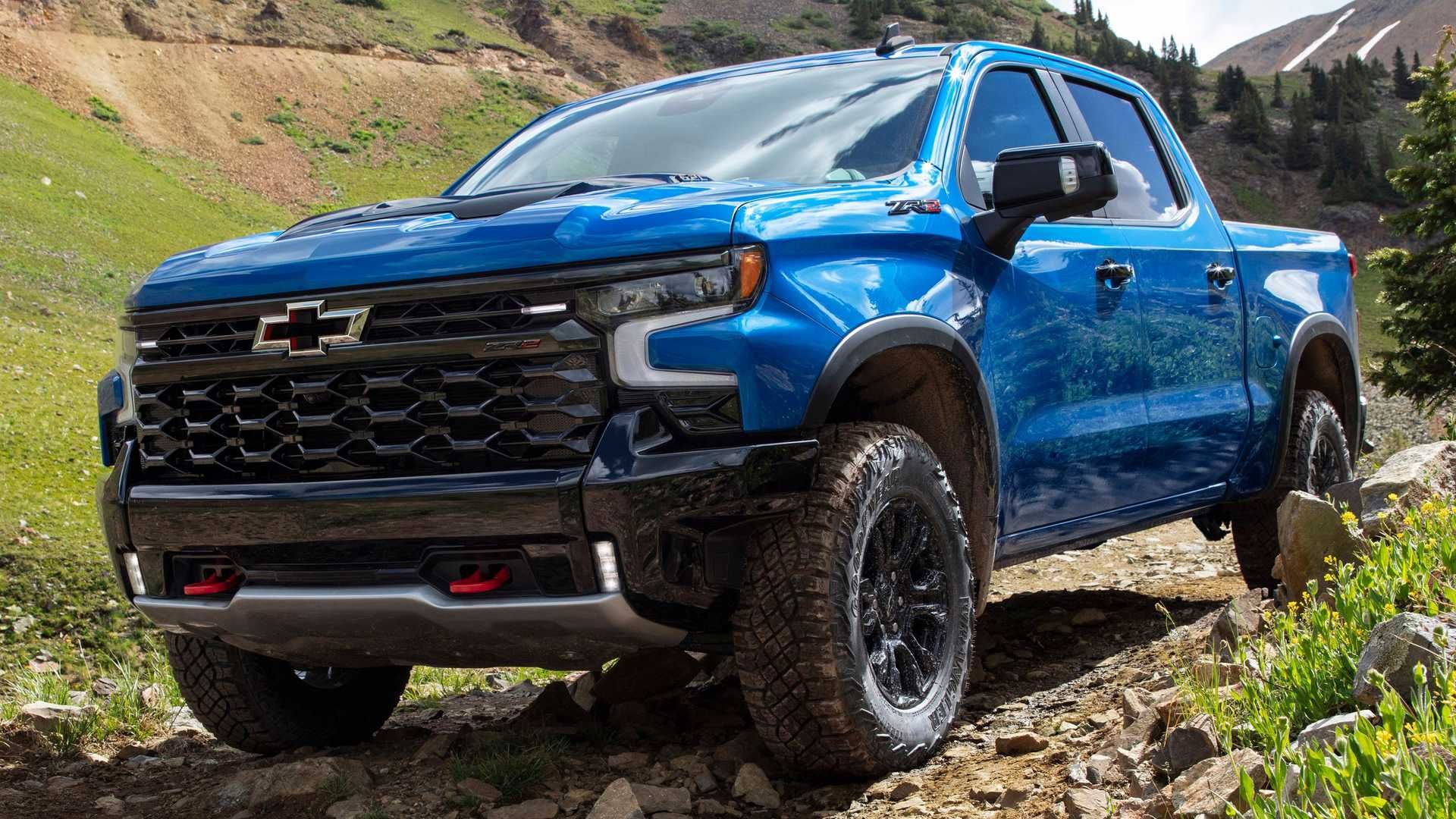 وانت پیکاپ شورولت سیلورادو 2022 / 2022 Chevrolet Silverado آبی رنگ روی صخره ها