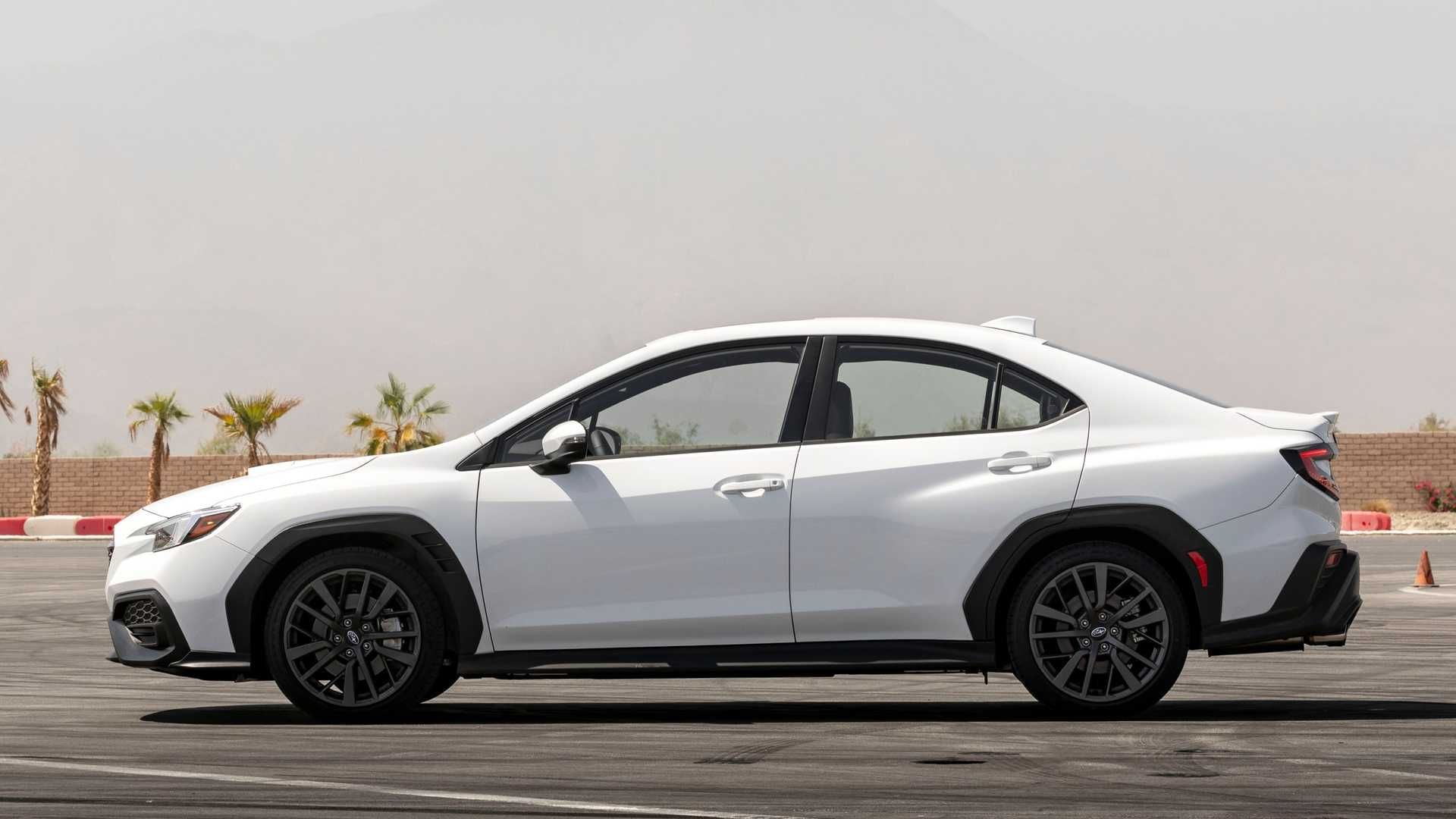 نمای جانبی سوبارو WRX مدل 2022 / 2022 Subaru WRX سفید رنگ