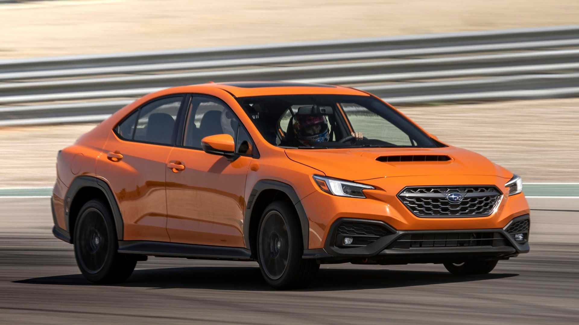 نمای سه چهارم سوبارو WRX مدل 2022 / 2022 Subaru WRX نارنجی رنگ در پیست