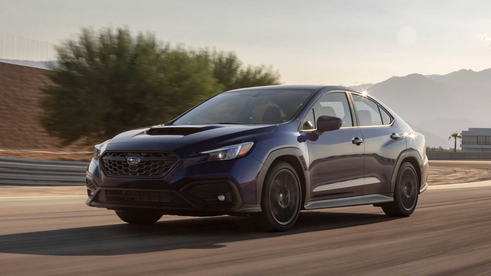 نمای سوبارو WRX مدل 2022 / 2022 Subaru WRX آبی رنگ  در جاده