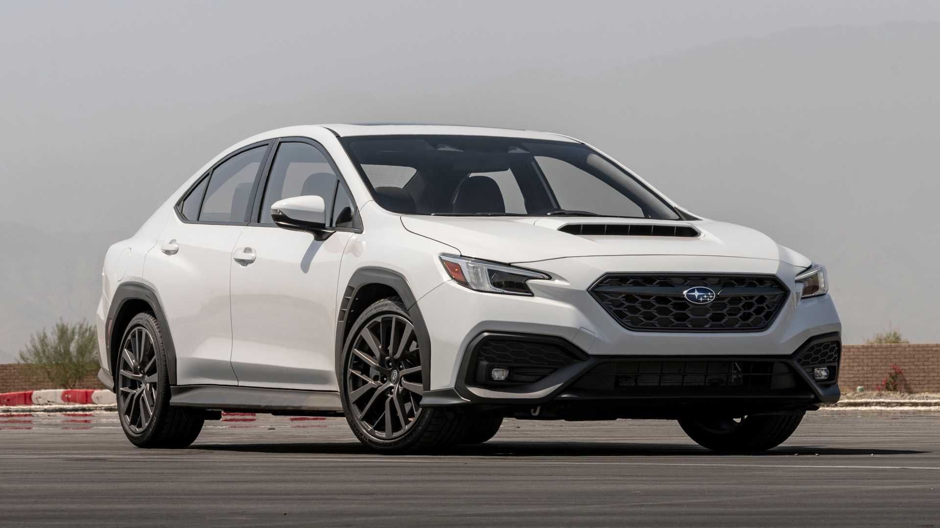 نمای سه چهارم سوبارو WRX مدل 2022 / 2022 Subaru WRX سفید رنگ