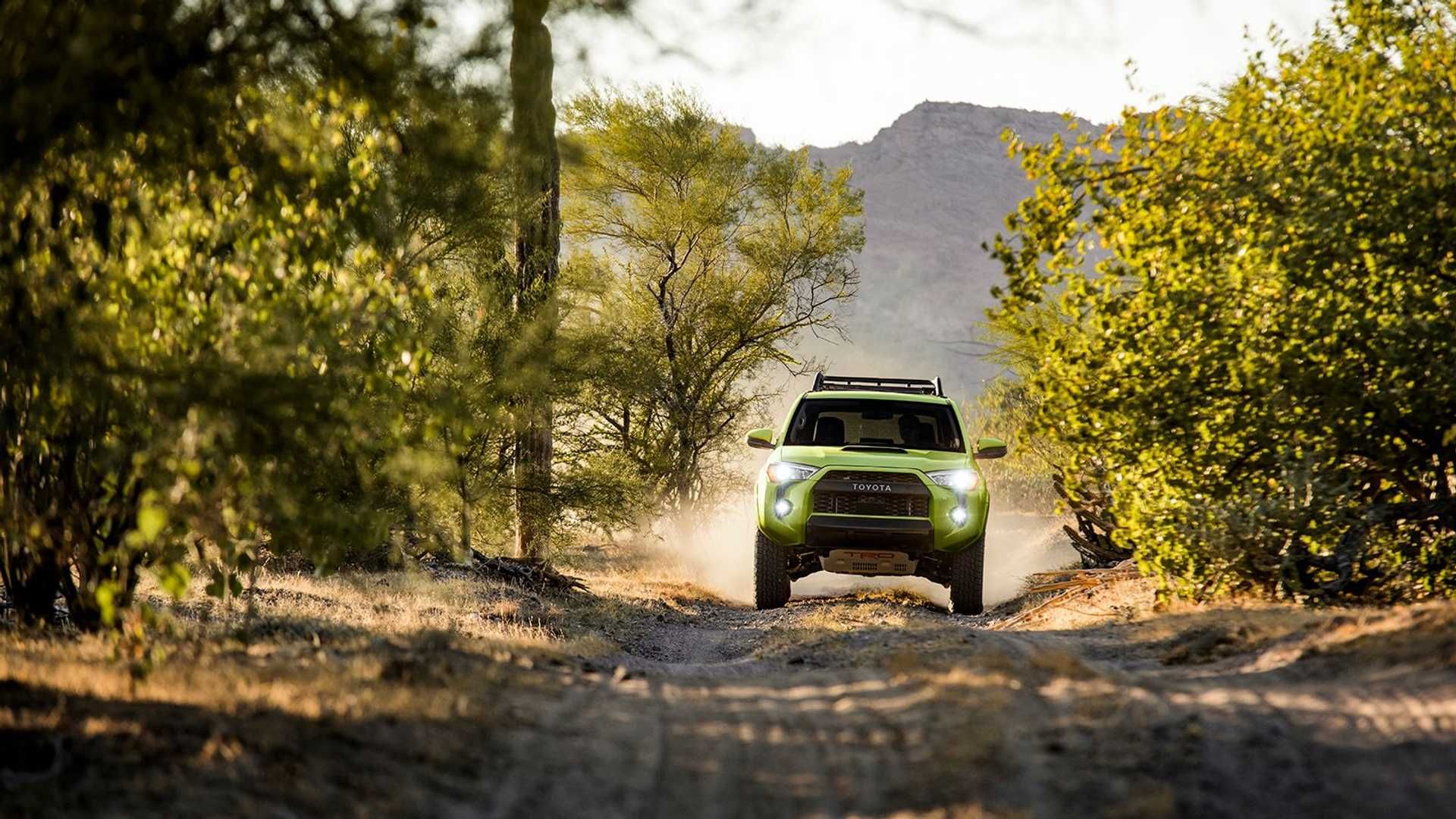 نمای جلو شاسی بلند تویوتا فوررانر / 2022 Toyota 4Runner در جاده خاکی