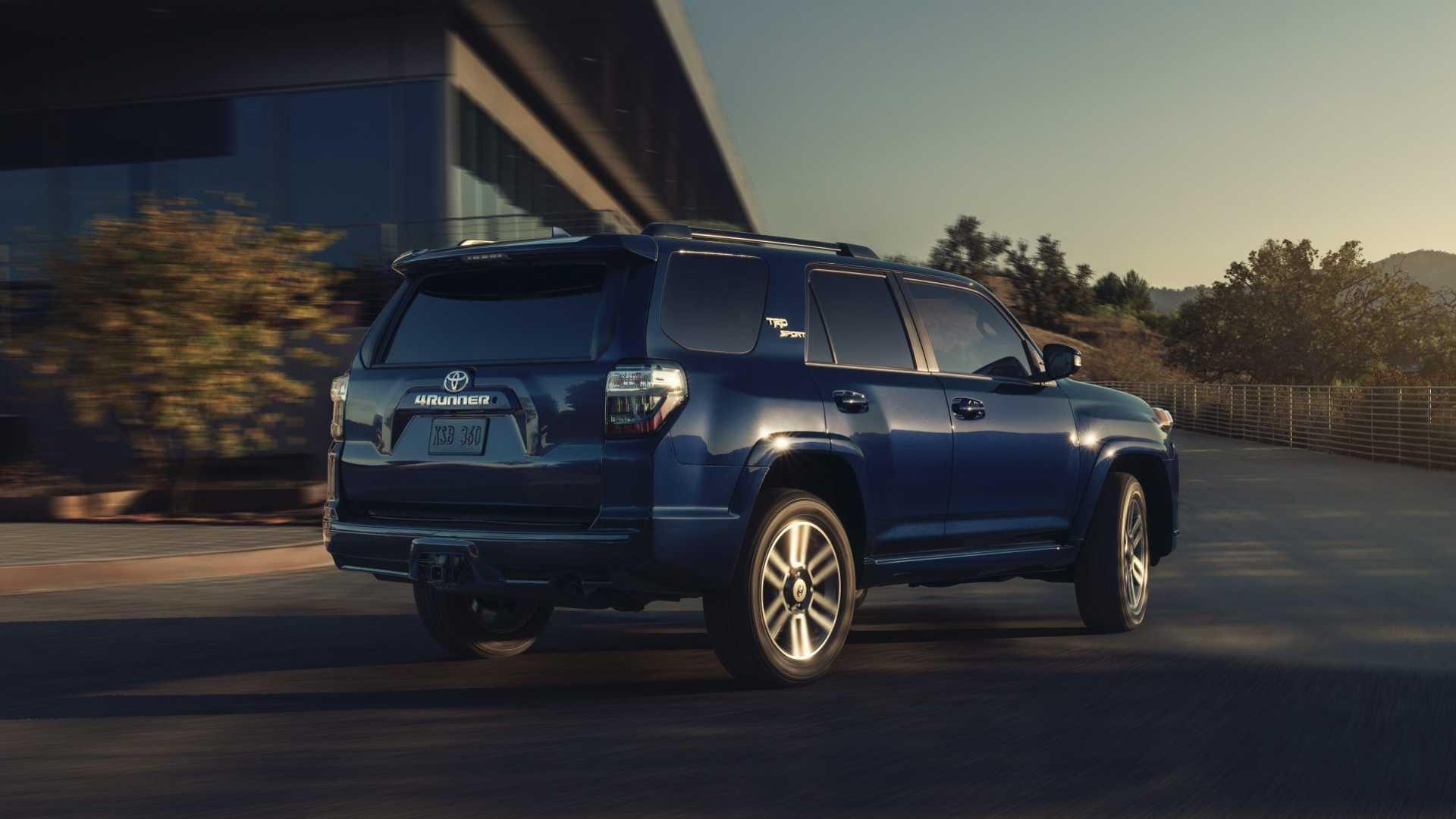 نمای عقب شاسی بلند تویوتا فوررانر / 2022 Toyota 4Runner