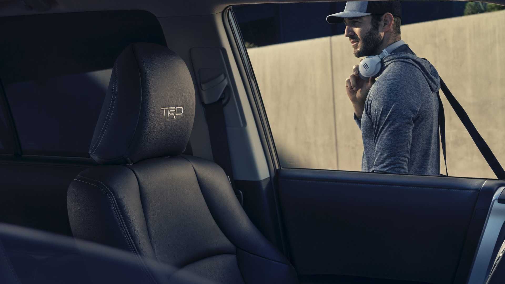 صندلی با روکش چرمی در شاسی بلند تویوتا فوررانر / 2022 Toyota 4Runner