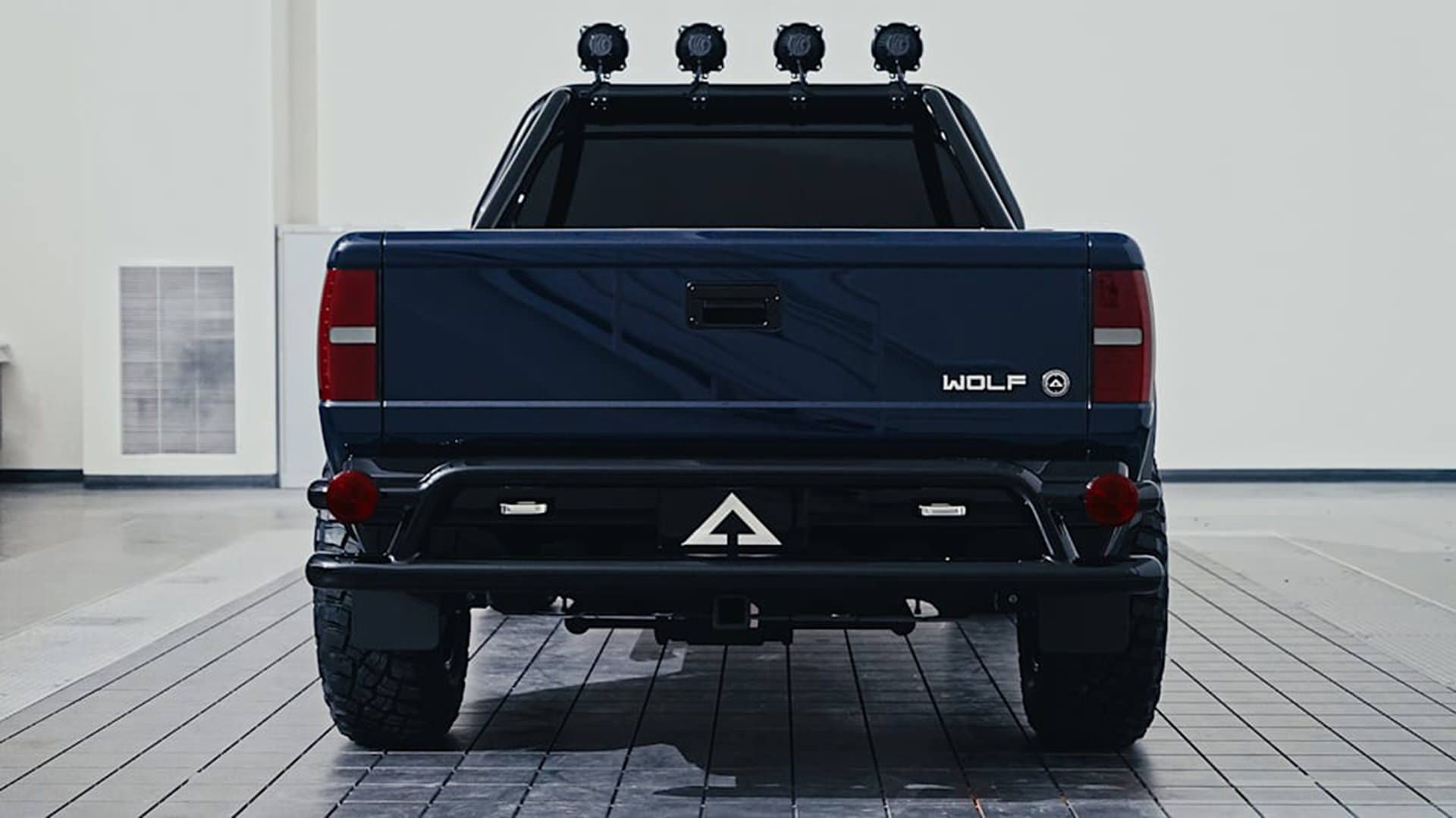 نمای عقب وانت برقی آلفا موتور ولف / Alpha Motor Wolf EV truck