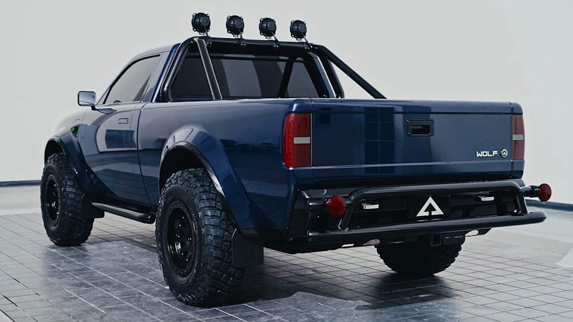 نمای سه چهارم وانت برقی آلفا موتور ولف / Alpha Motor Wolf EV truck مشکی رنگ