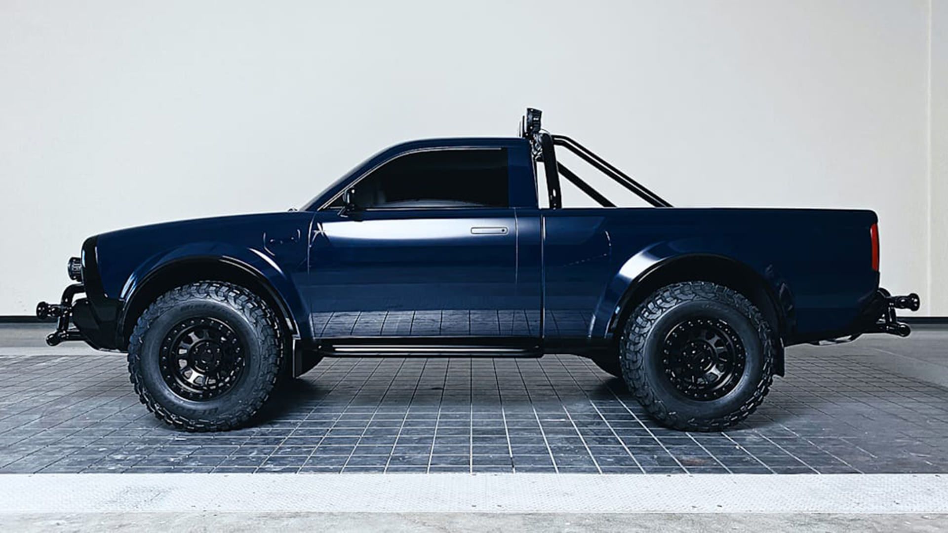 نمای جانبی وانت برقی آلفا موتور ولف / Alpha Motor Wolf EV truck