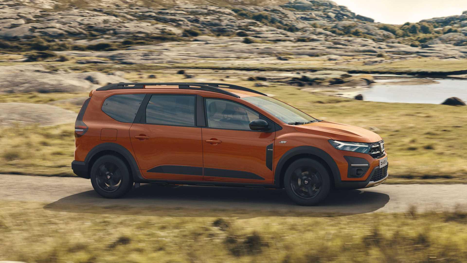 نمای جانبی کراس اور داچیا جاگر / Dacia Jogger Crossover قهوه ای رنگ
