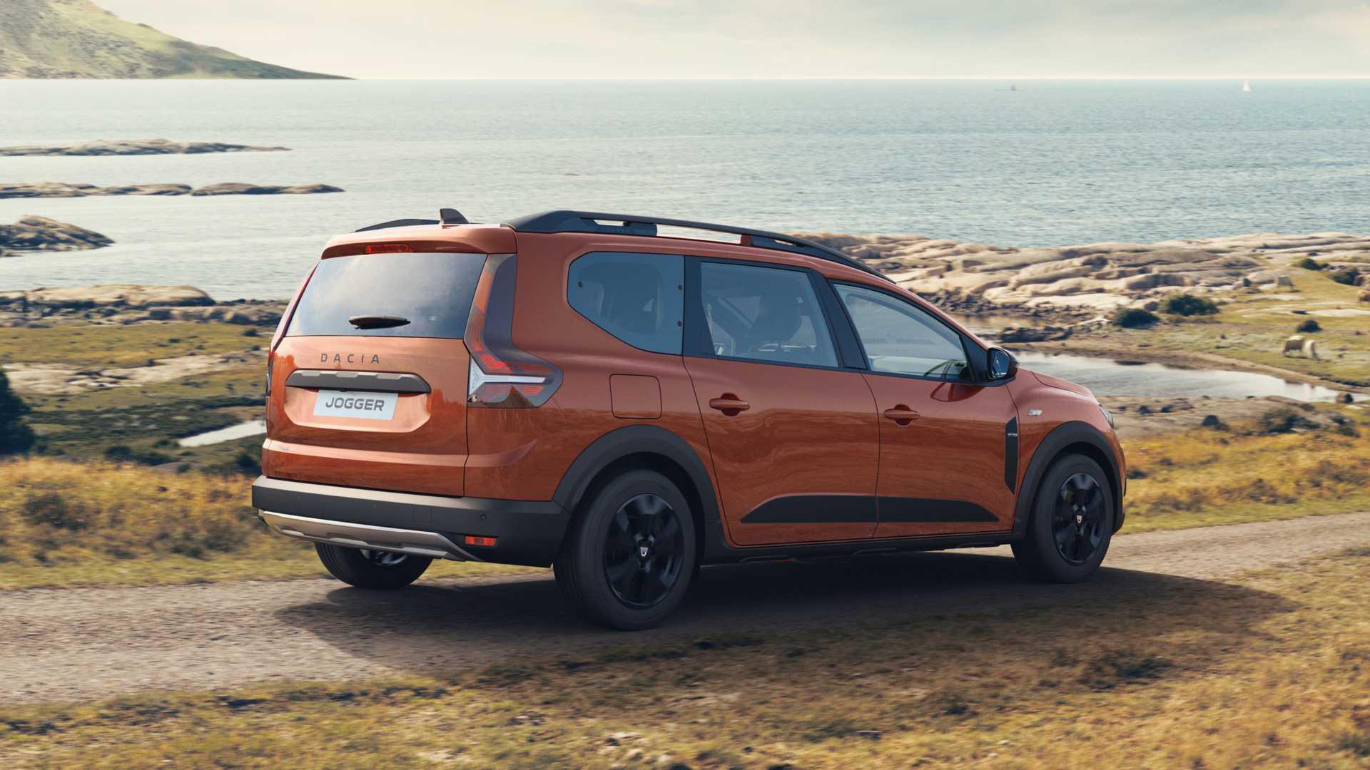 نمای عقب کراس اور داچیا جاگر / Dacia Jogger Crossover در کنار دریا