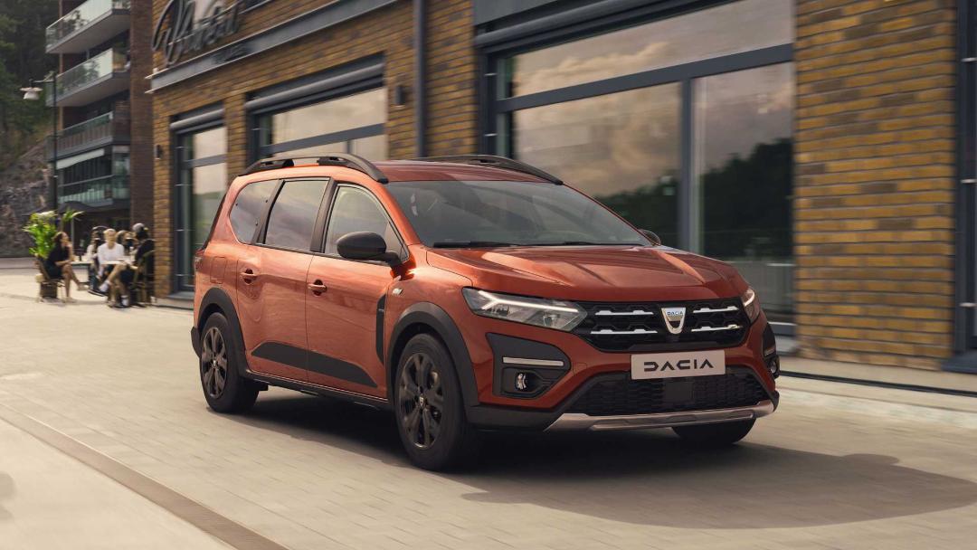 نمای جلو کراس اور داچیا جاگر / Dacia Jogger Crossover در کنار ساختمان