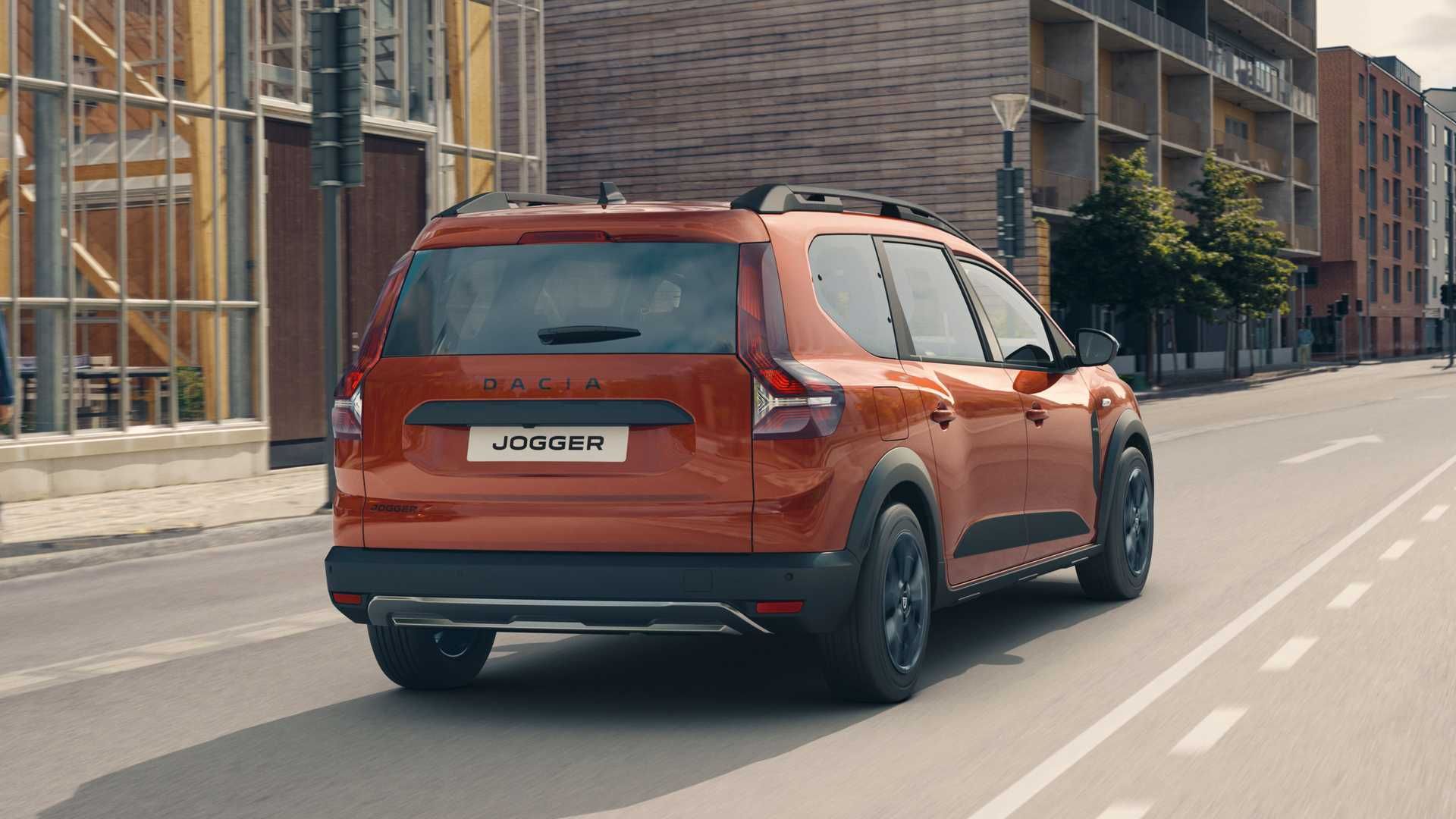 نمای عقب کراس اور داچیا جاگر / Dacia Jogger Crossover قهوه ای رنگ
