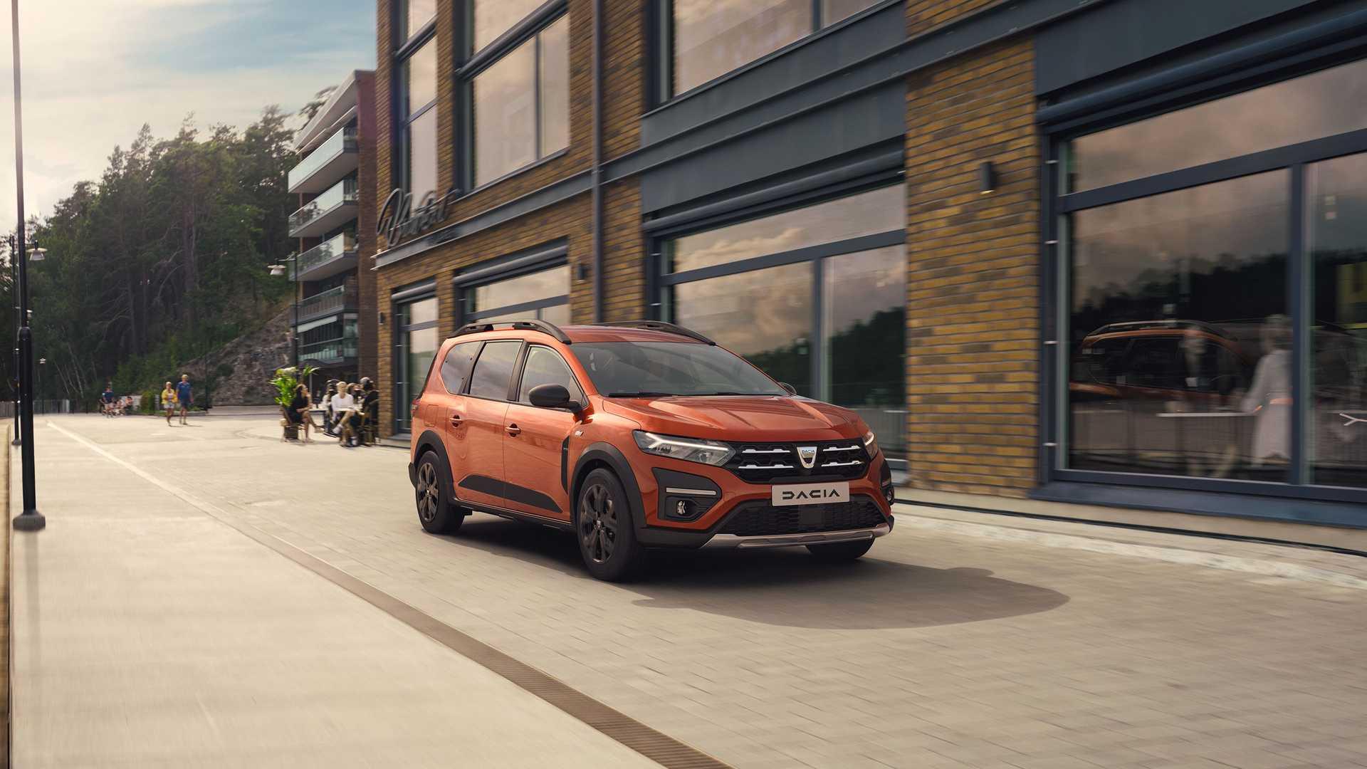 کراس اور داچیا جاگر / Dacia Jogger Crossover در کنار ساختمان