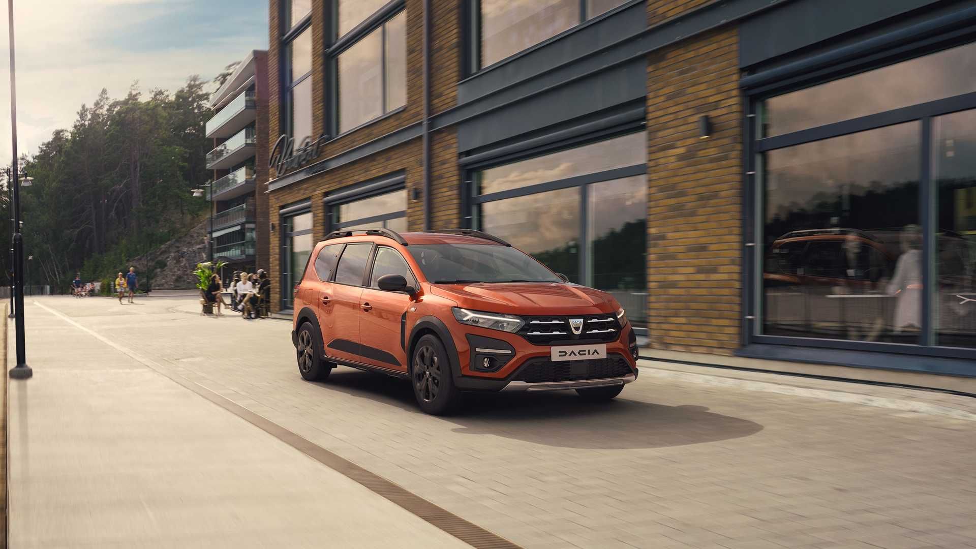 کراس اور داچیا جاگر / Dacia Jogger Crossover در کنار ساختمان