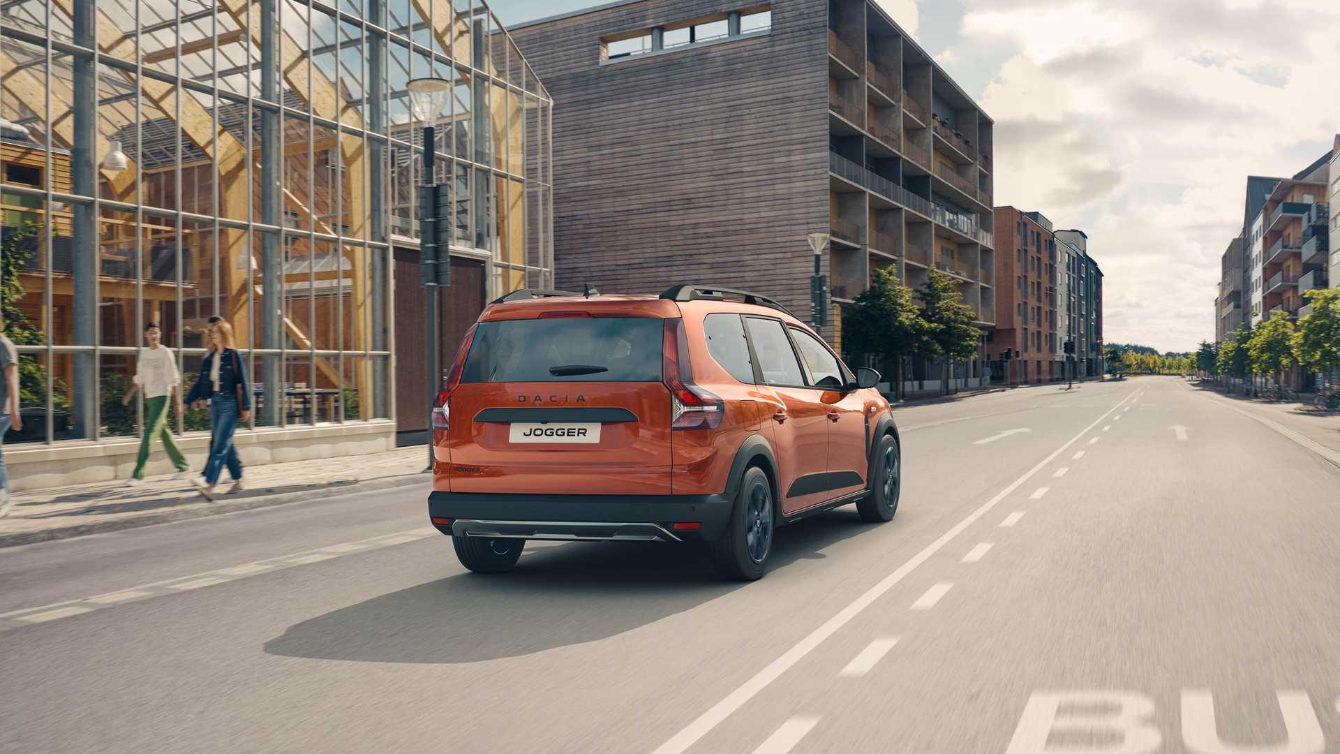 نمای عقب کراس اور داچیا جاگر / Dacia Jogger Crossover در خیابان