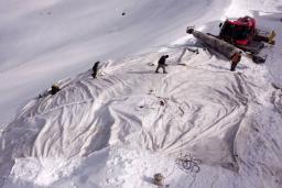 سوئیس برای جلوگیری از ذوب یخ، یخچال‌ها را با روکش می‌پوشاند
