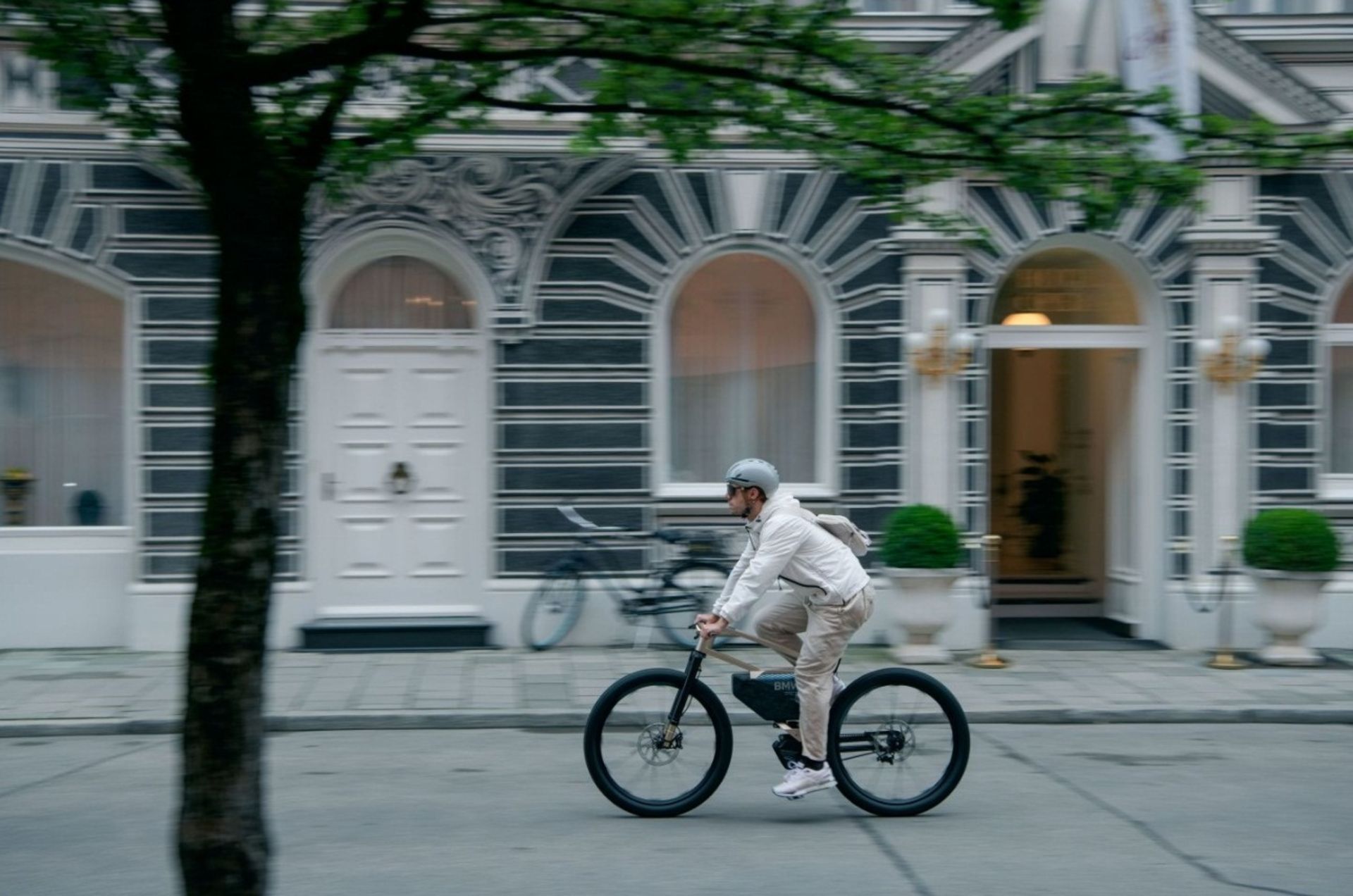 دوچرخه‌ی برقی بی‌ام‌و موتوراد آی‌ویژن AMBY در حال حرکت