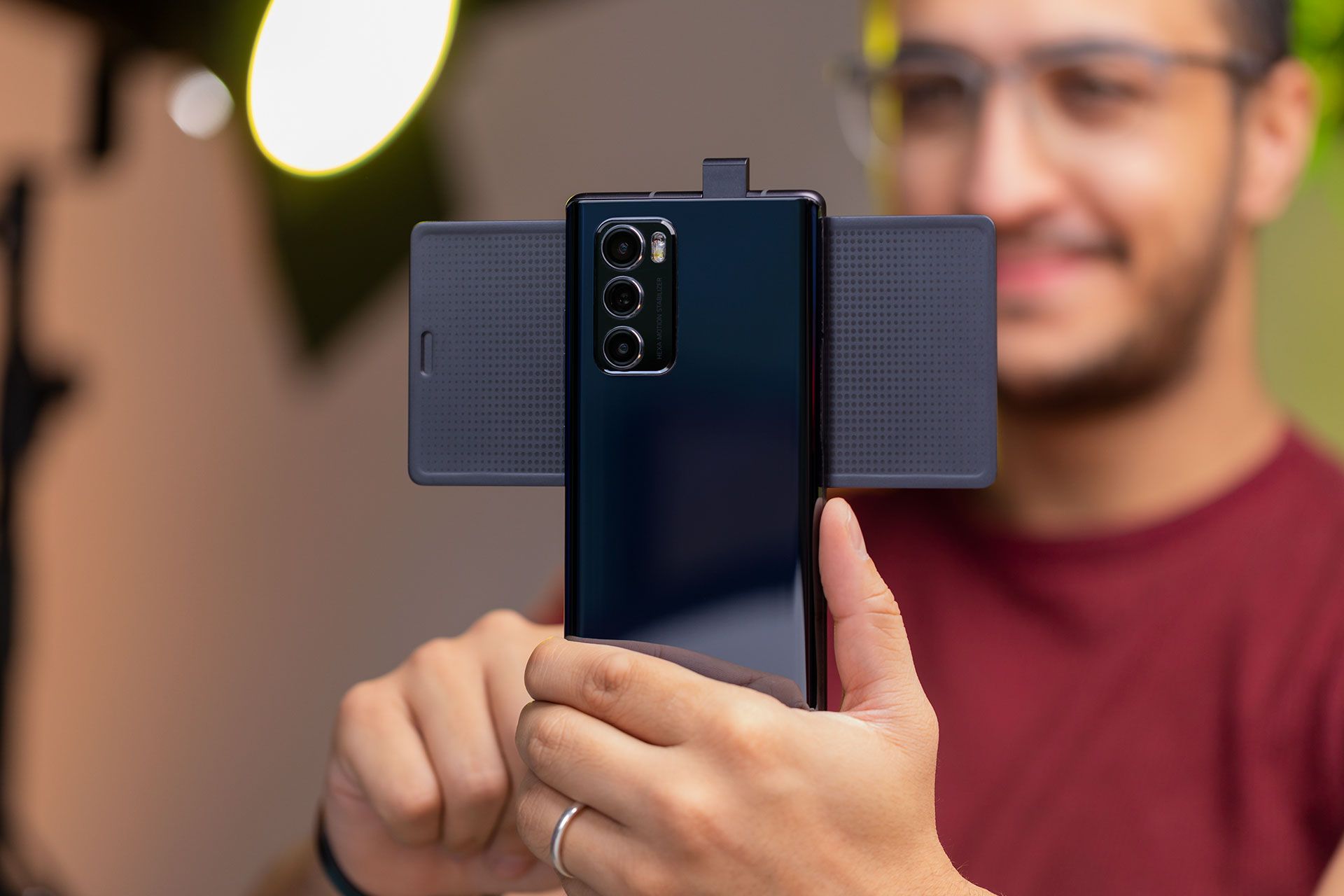 ال جی وینگ در دست