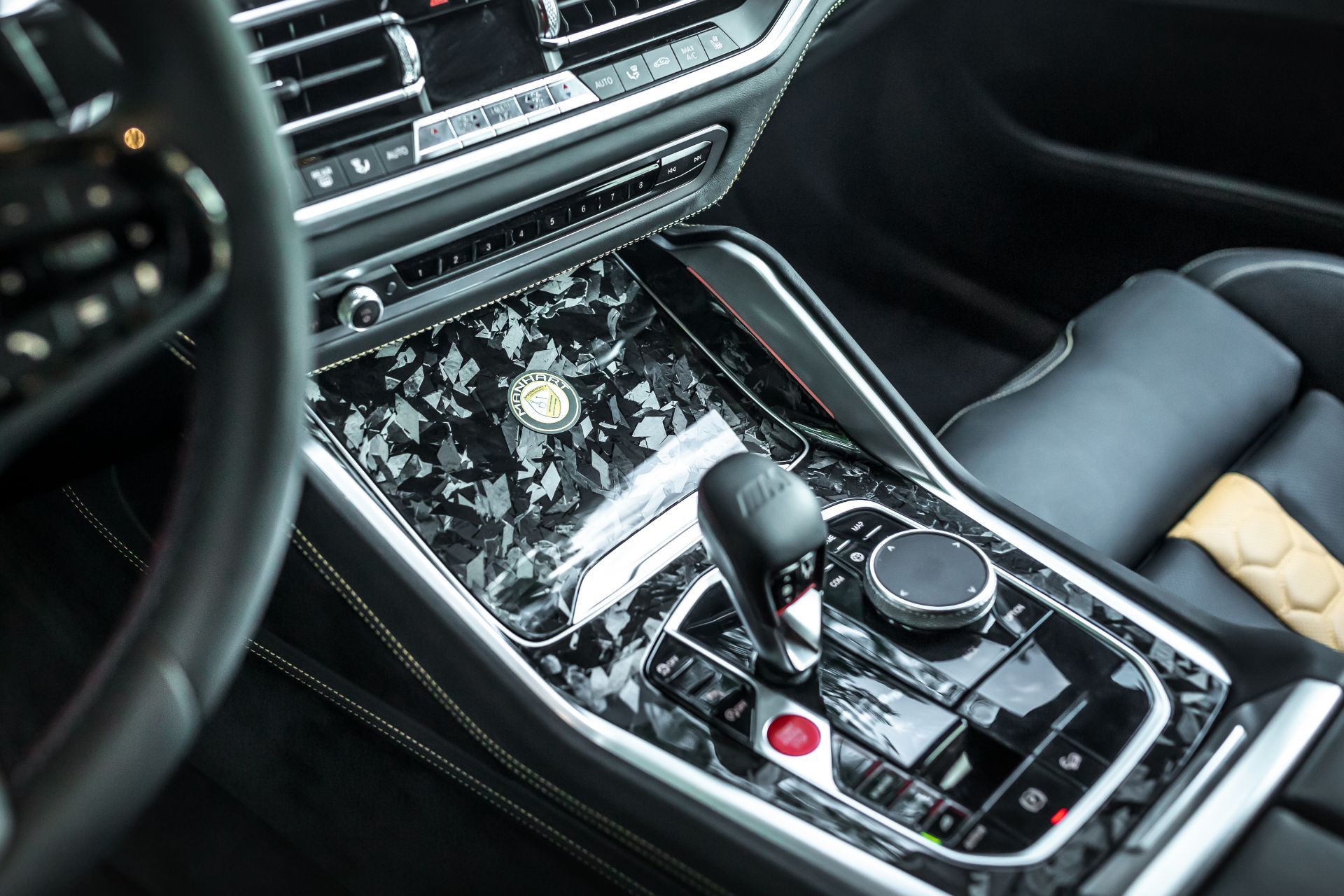 بخشی از کنسول میانی منهارت ایکس 6 تیونینگ / Manhart MHX6 700 WB