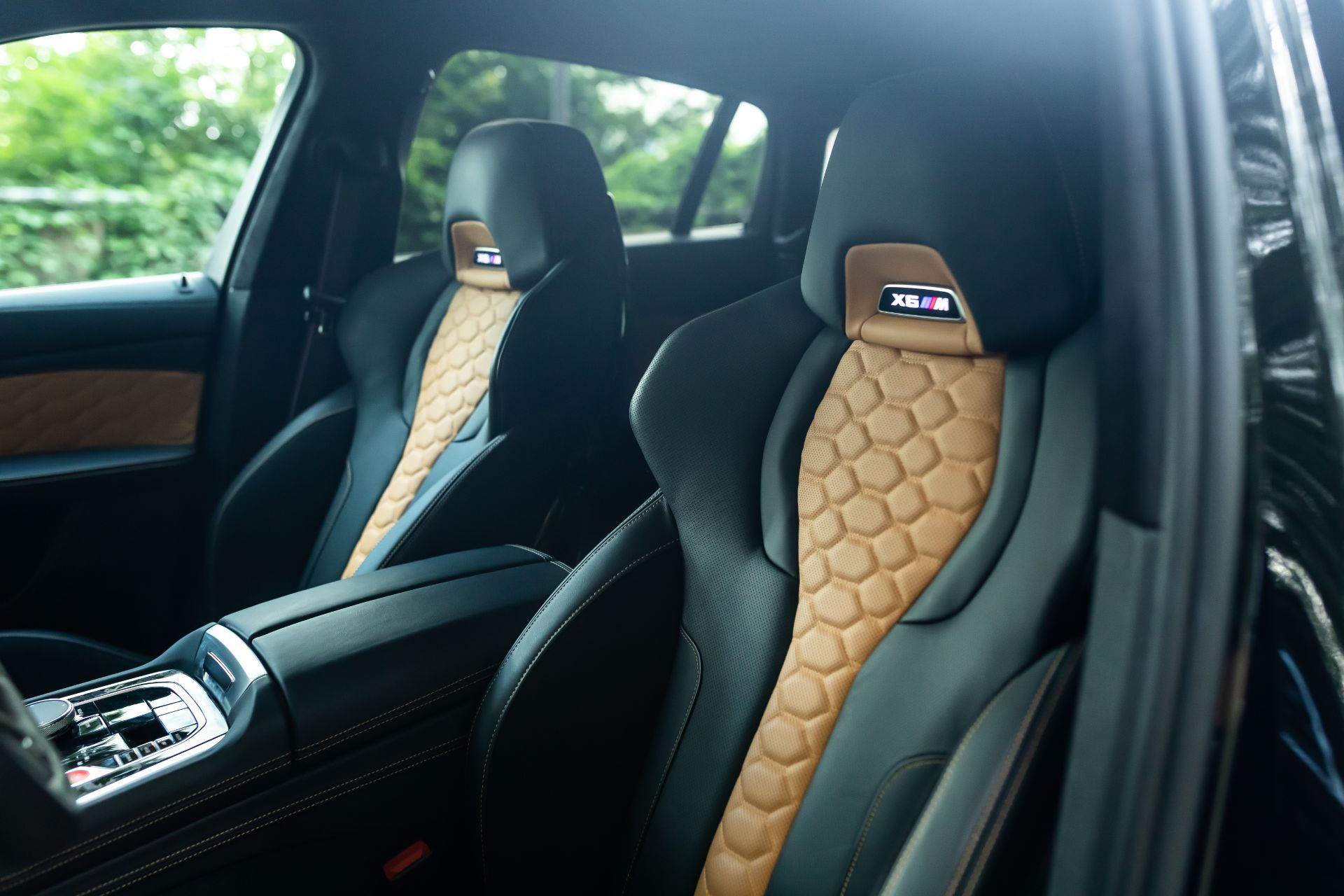 صندلی‌های جلو منهارت ایکس 6 تیونینگ / Manhart MHX6 700 WB