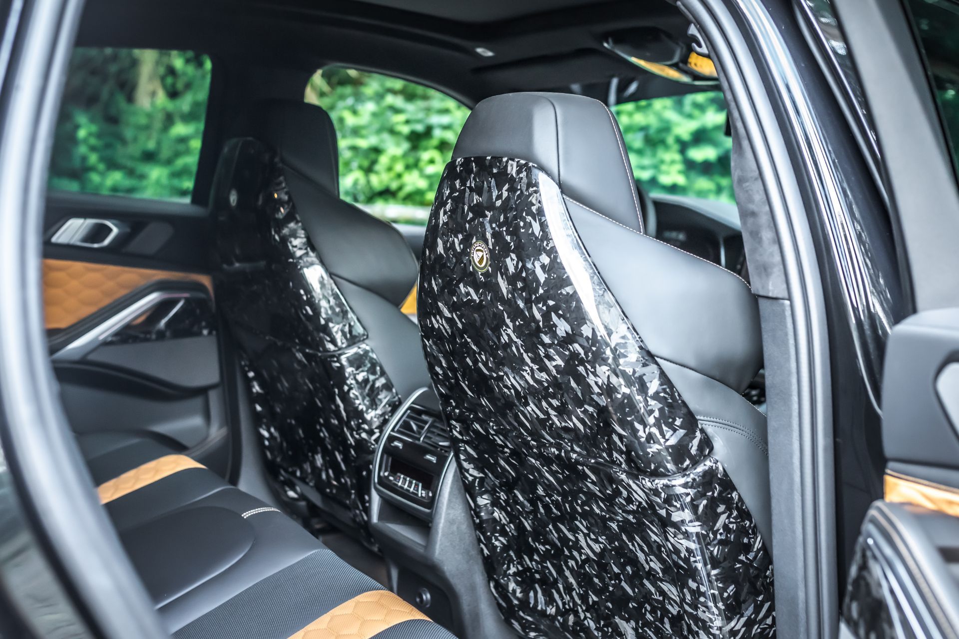 پشت صندلی‌های جلو منهارت ایکس 6 تیونینگ / Manhart MHX6 700 WB