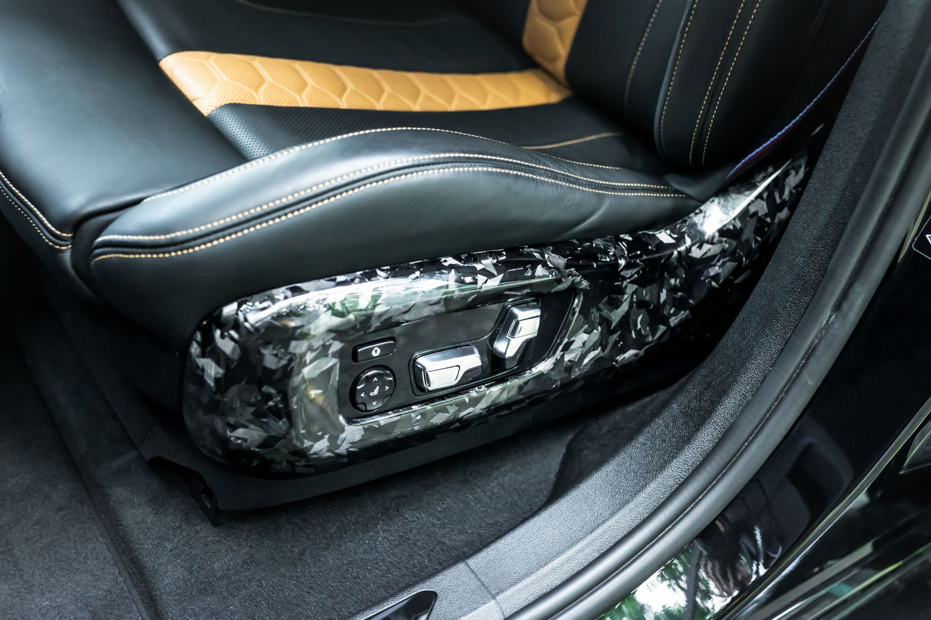 تزئینات کربنی صندلی‌های جلو منهارت ایکس 6 تیونینگ / Manhart MHX6 700 WB