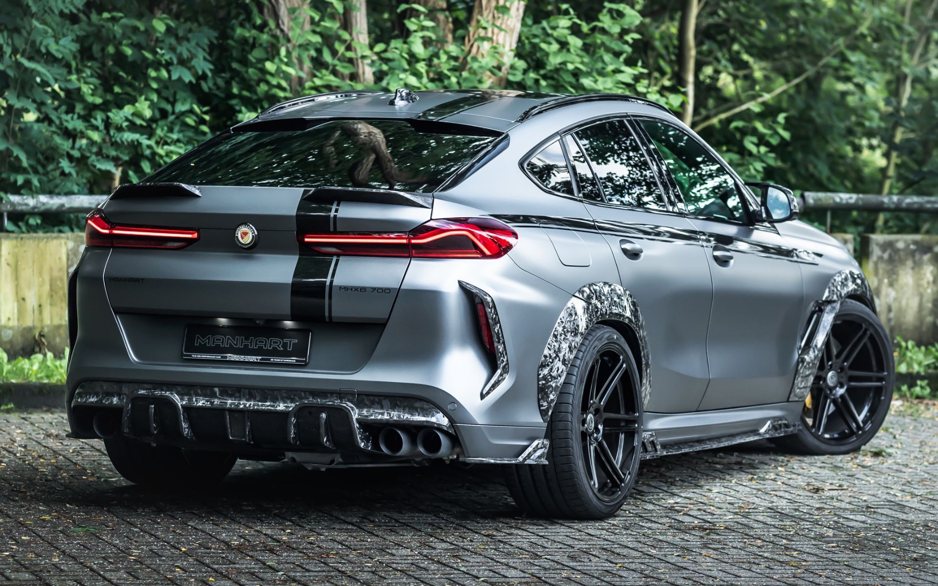 نمای سه چهارم عقب منهارت ایکس 6 تیونینگ / Manhart MHX6 700 WB