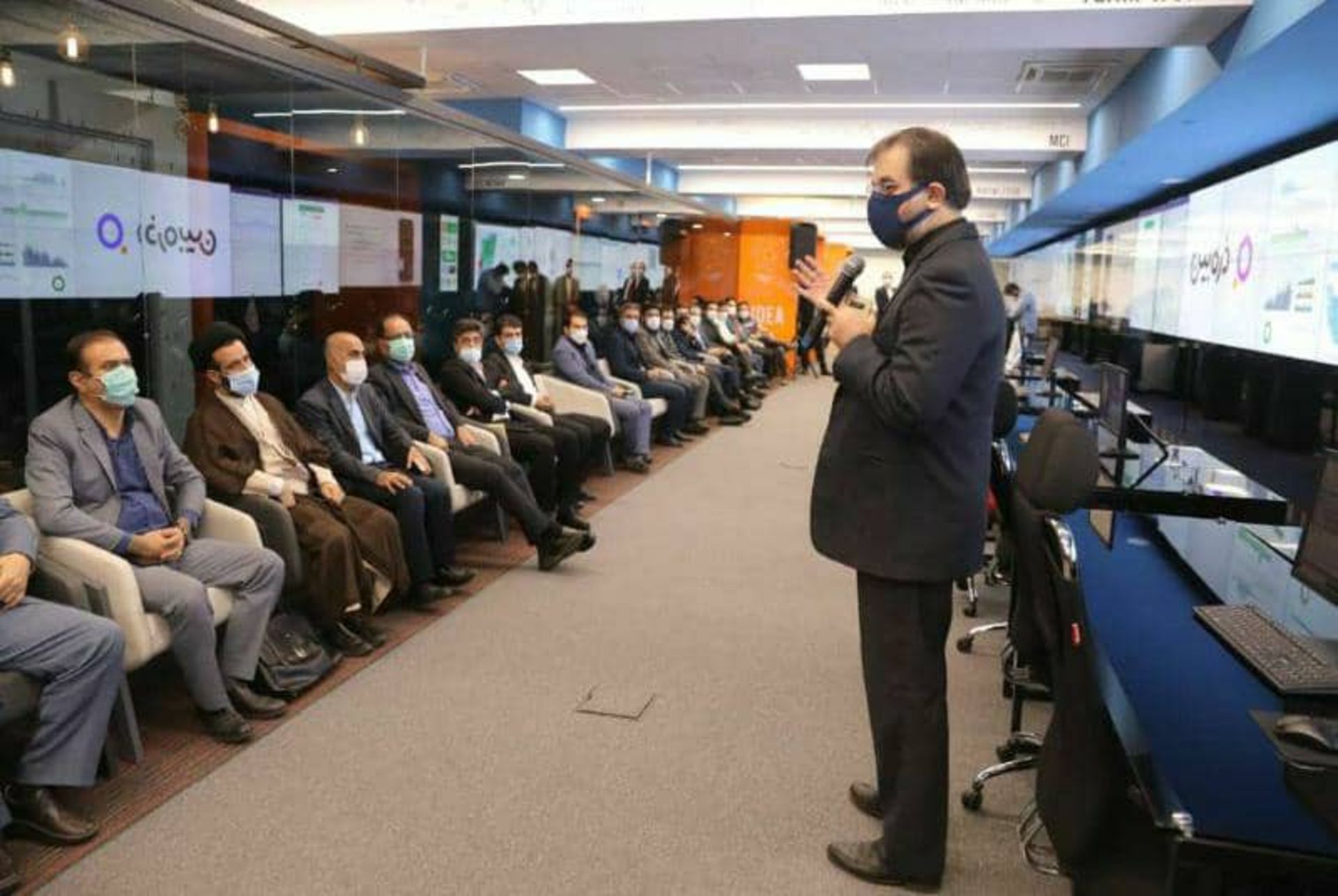 سخنرانی مدیرعامل همراه اول جلوی نمایندگان مجلس در مرکز مانیتورینگ شبکه همراه اول